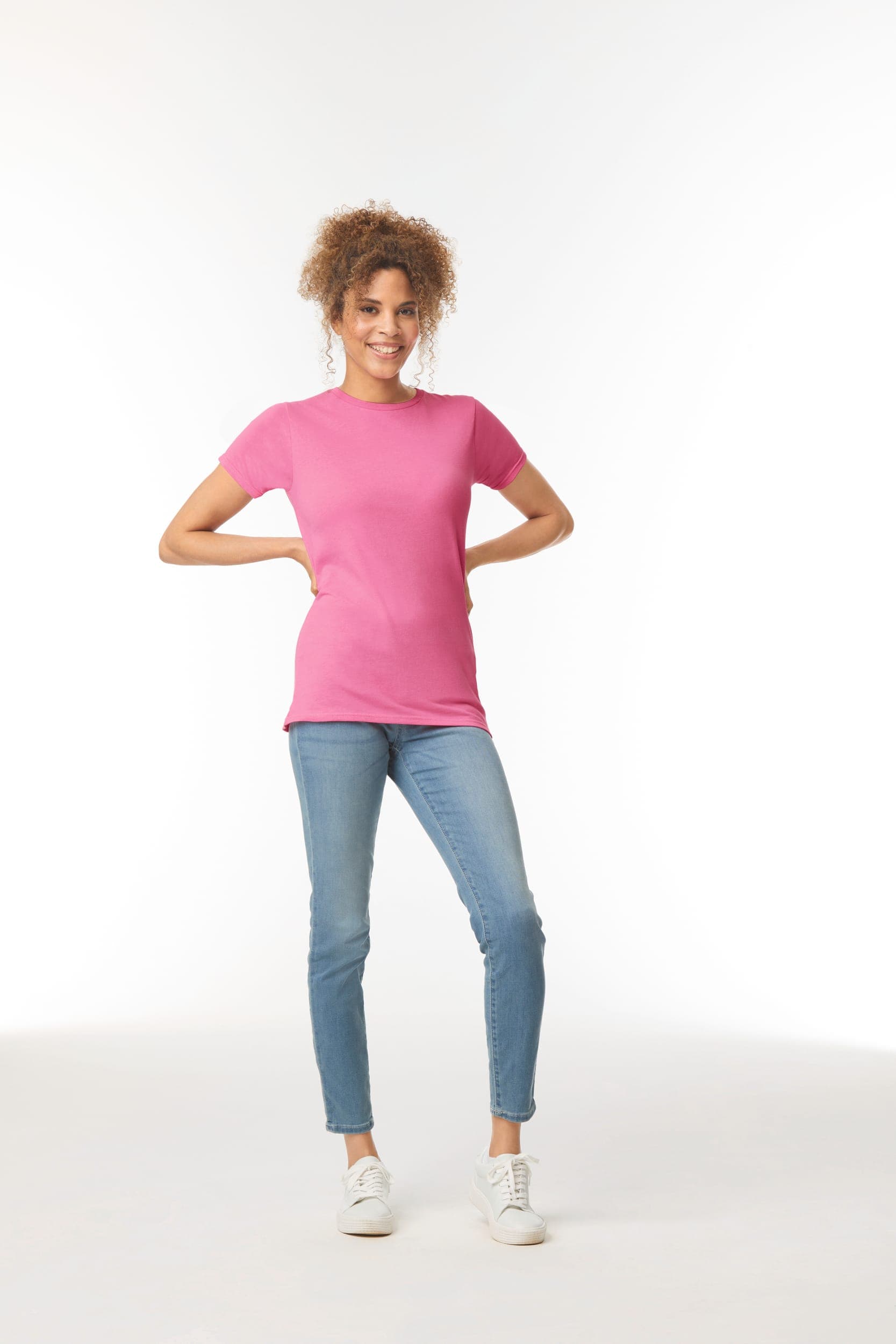 T-shirt femme col rond Softstyle en situation
