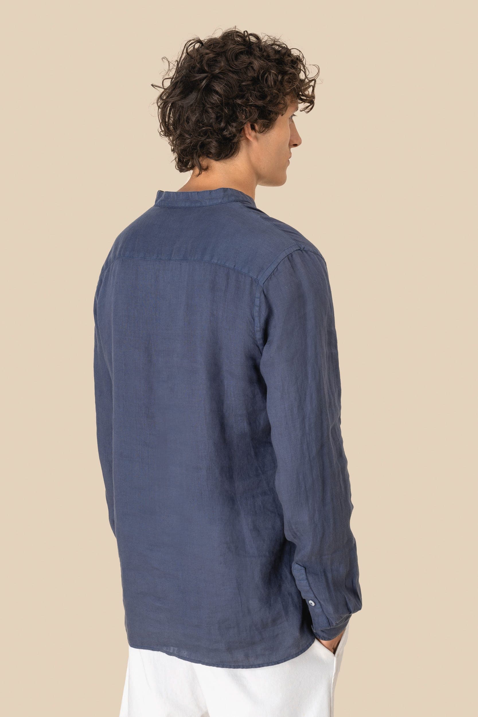 Chemise à col Mao délavée  en lin homme en situation