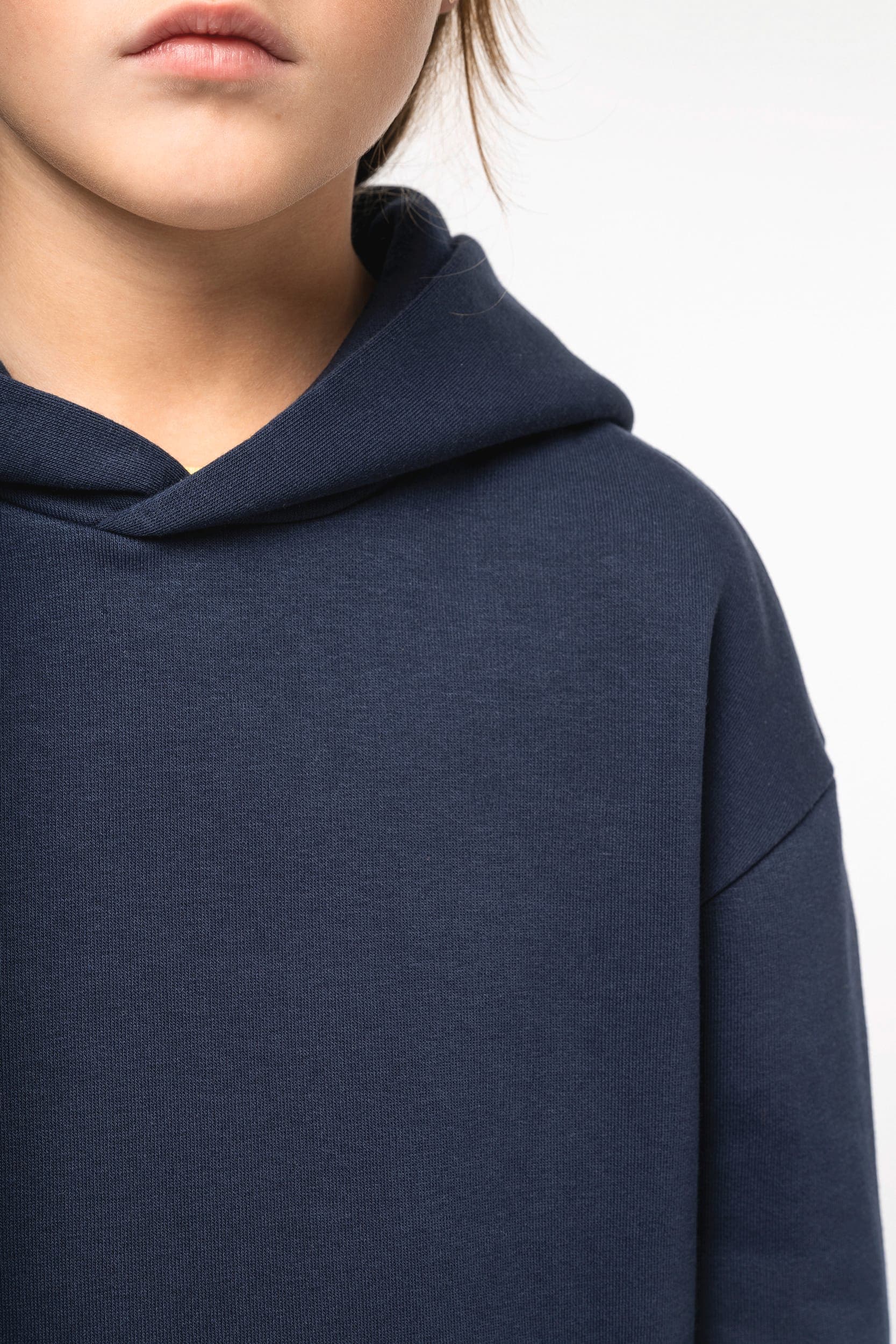 Sweat-shirt écoresponsable à capuche oversize enfant en situation