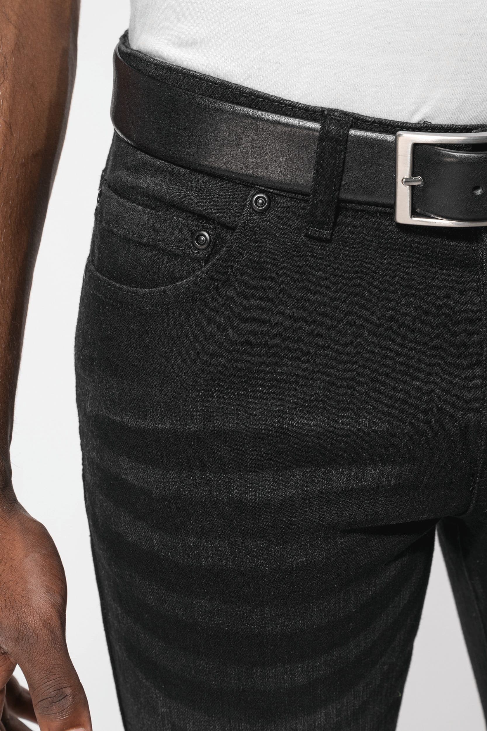 Jean basic homme en situation