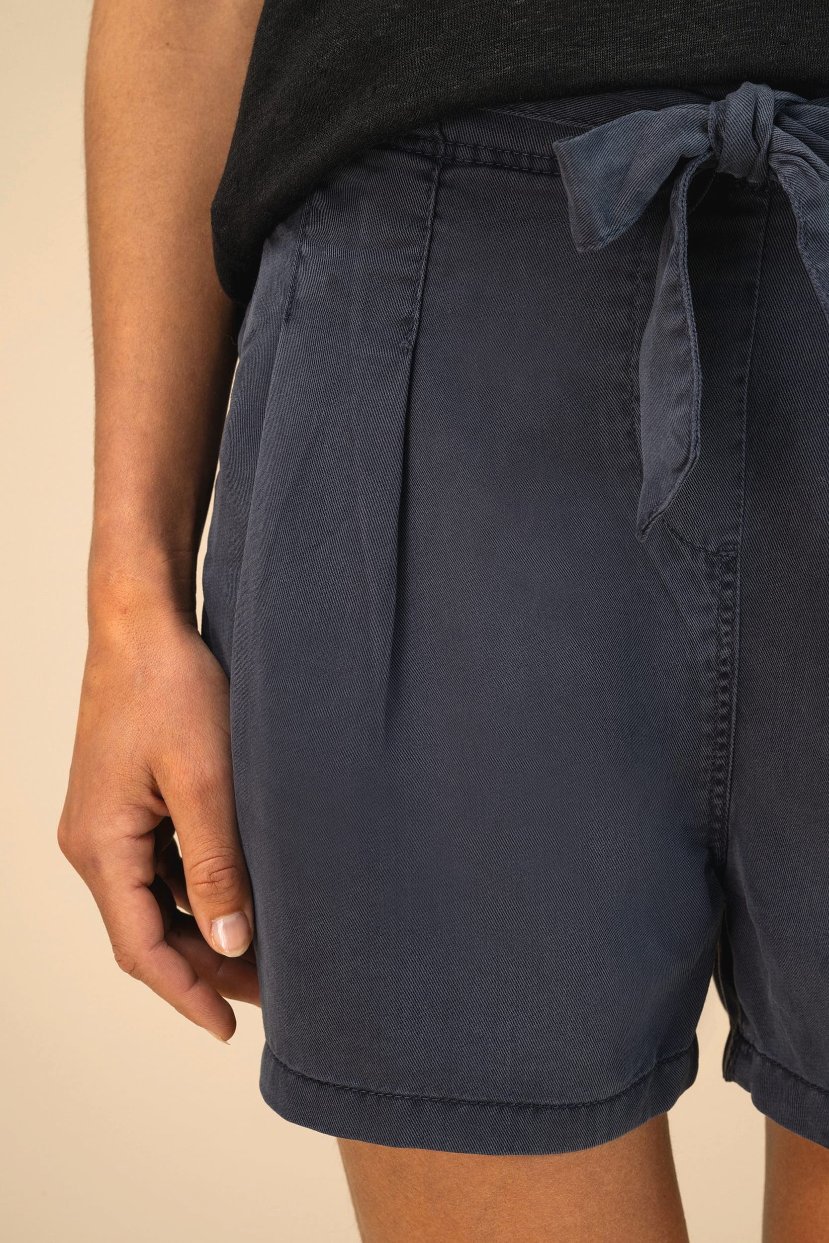 Short écoresponsable délavé en lyocell femme en situation