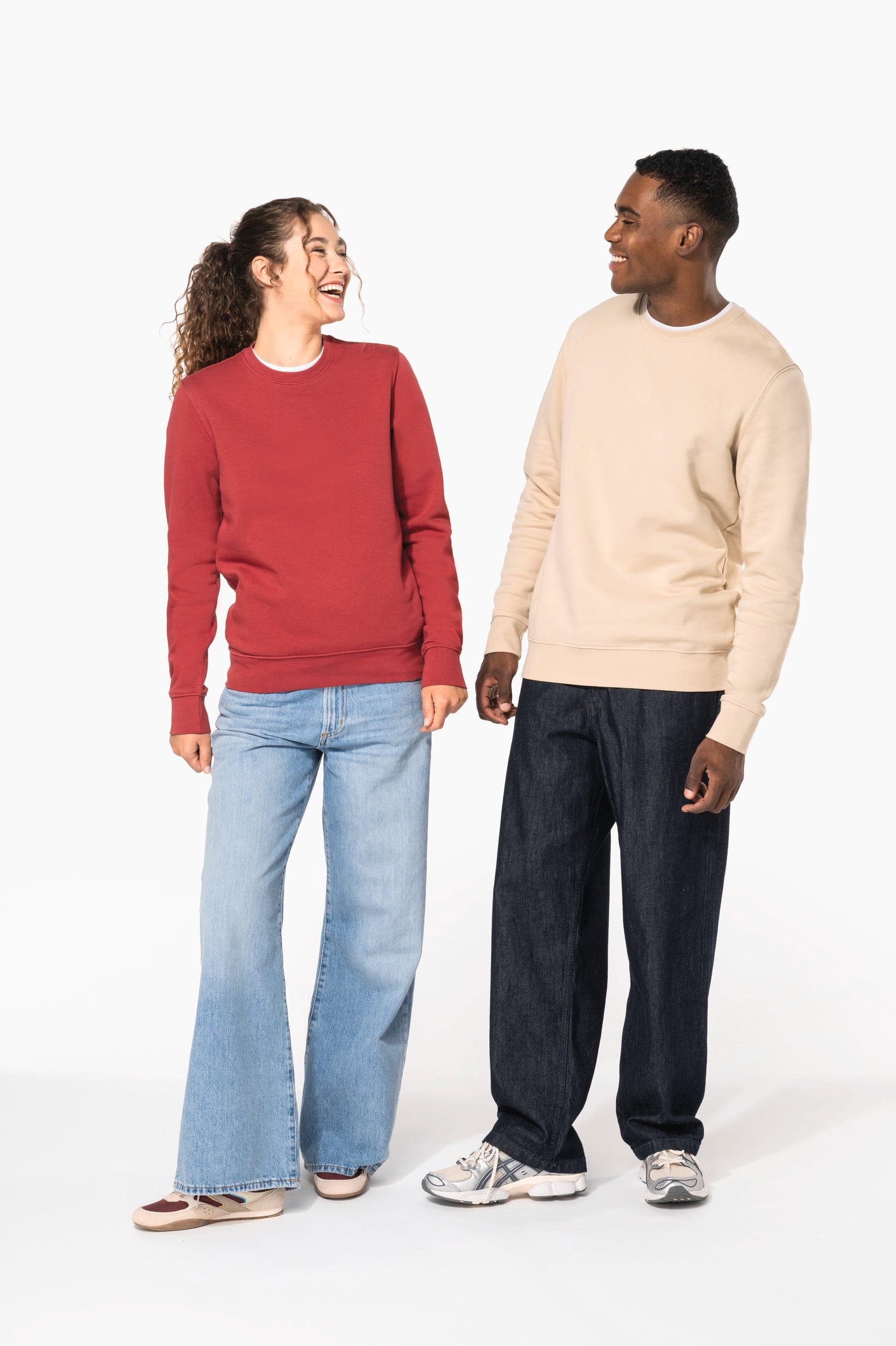Sweat-shirt écoresponsable col rond unisexe en situation