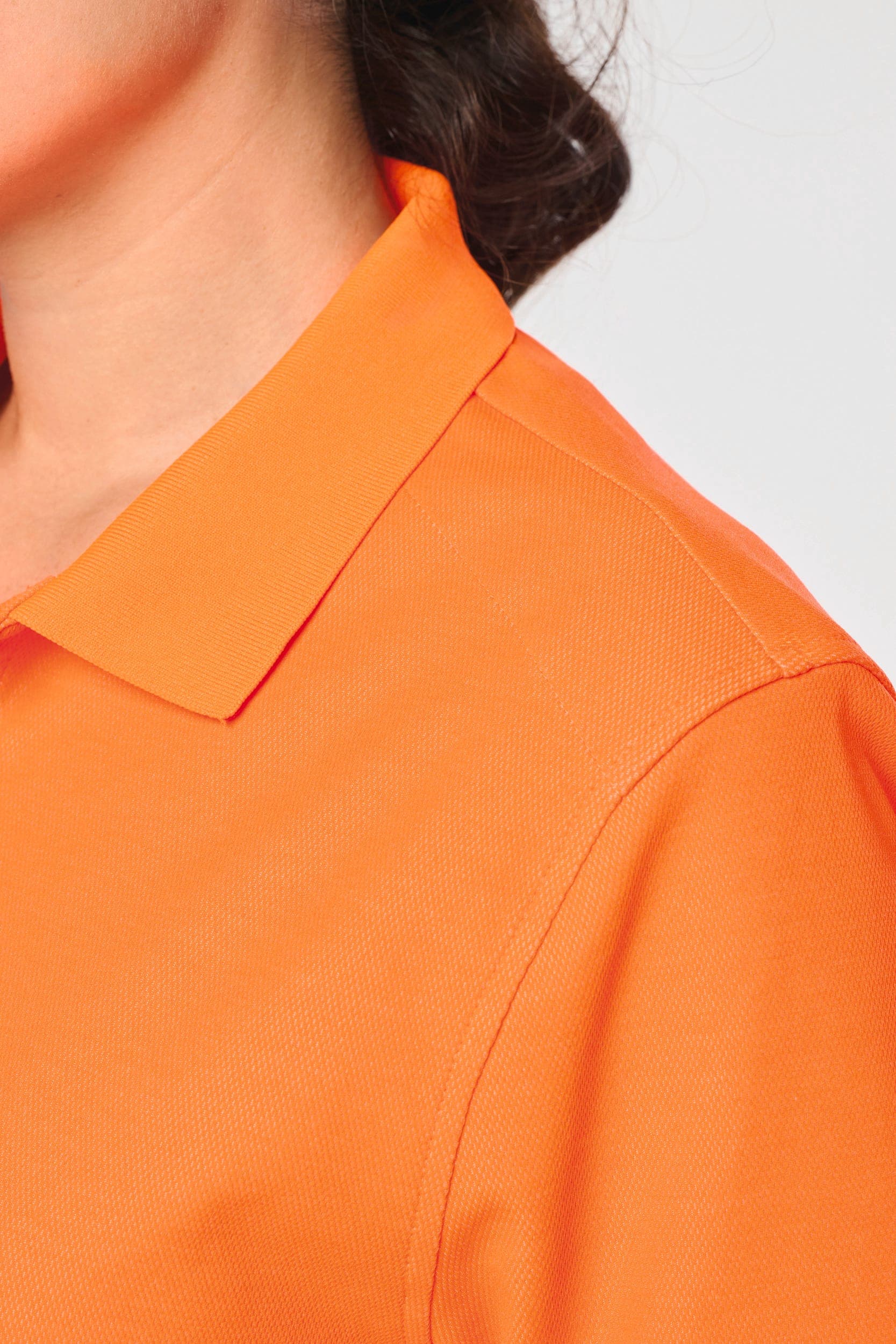 Polo unisexe écoresponsable coton/polyester en situation