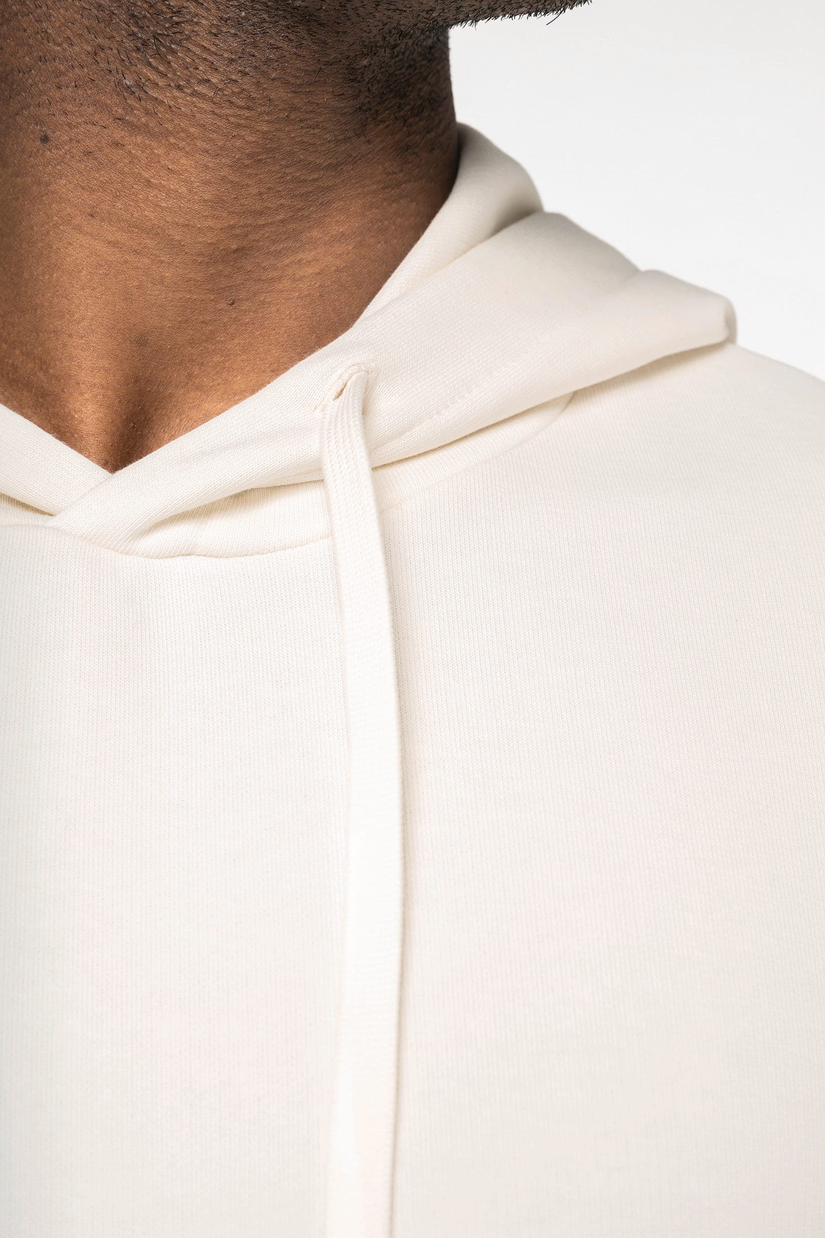 Sweat-shirt écoresponsable à capuche à épaules tombantes manches courtes French Terry unisexe en situation