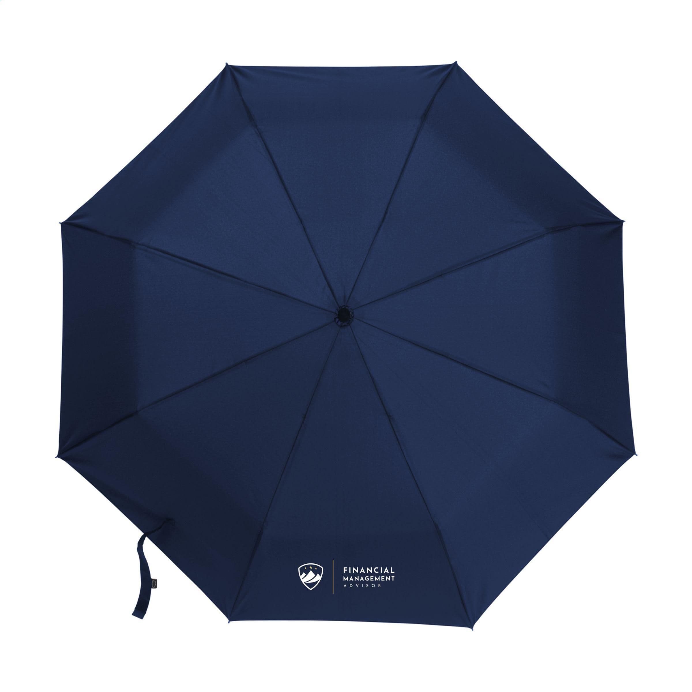 Parapluie pliable Carabiner RCS RPET 21 pouces en situation