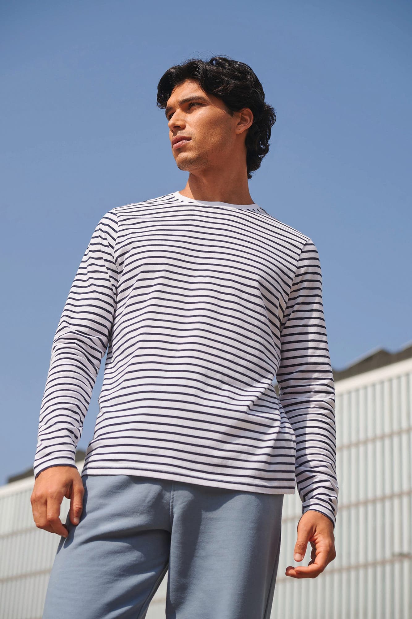 T-shirt rayé manches longues en situation