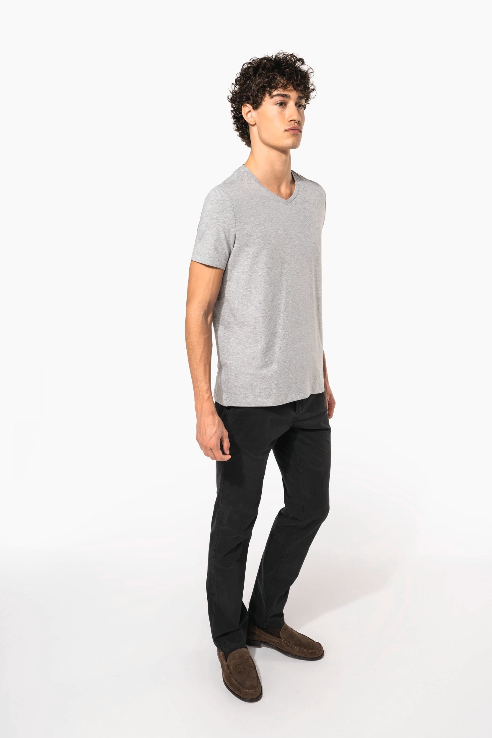 T-shirt manches courtes col V homme en situation