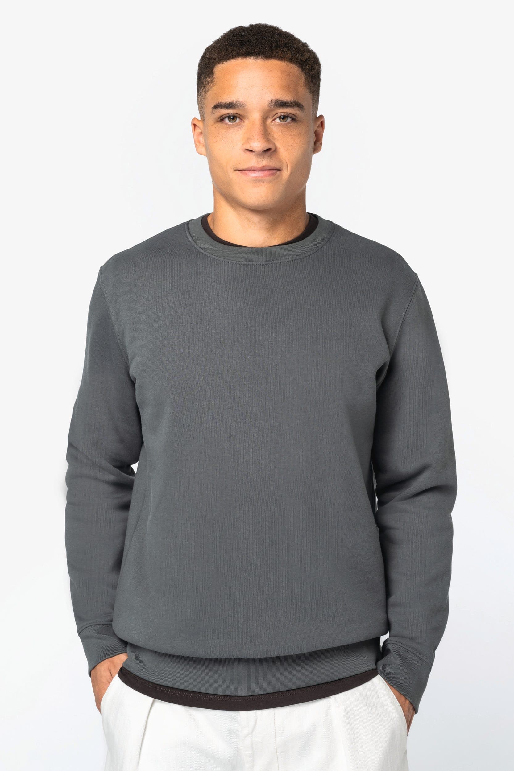 Sweat-shirt écoresponsable à col rond unisexe en situation