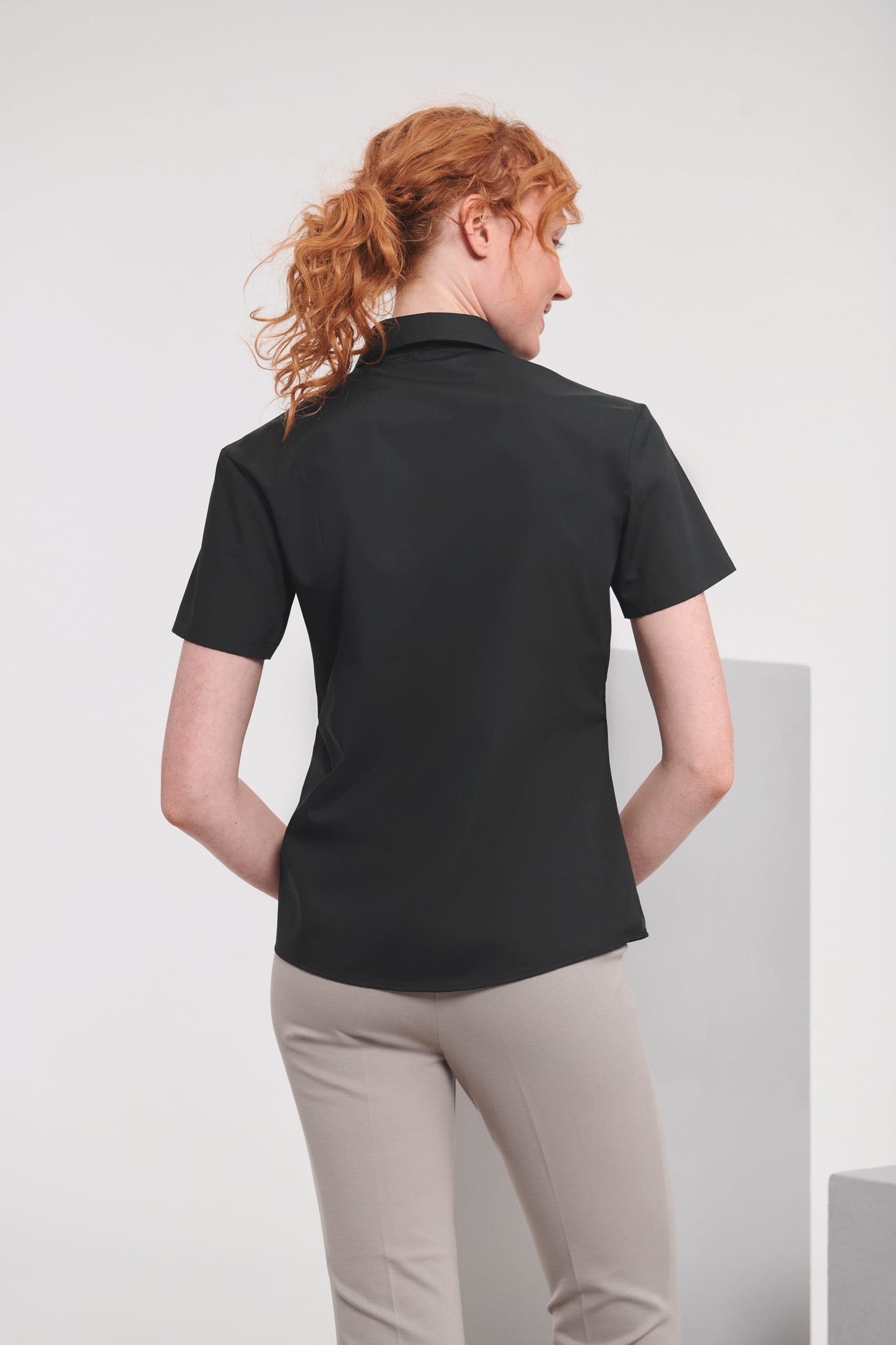 Chemise femme popeline polycoton manches courtes en situation