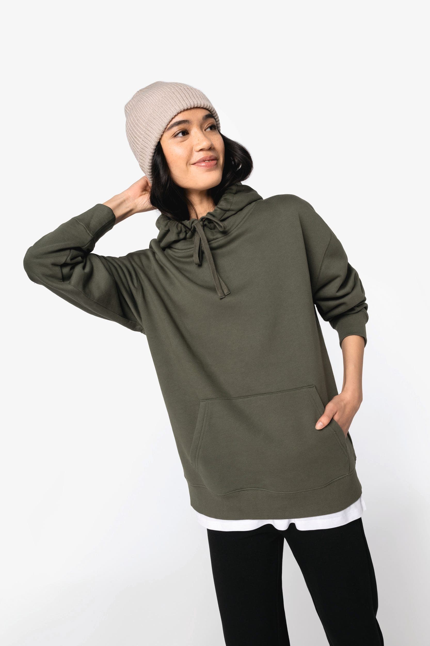Sweat-shirt écoresponsable à capuche à épaules tombantes molleton gratté unisexe en situation