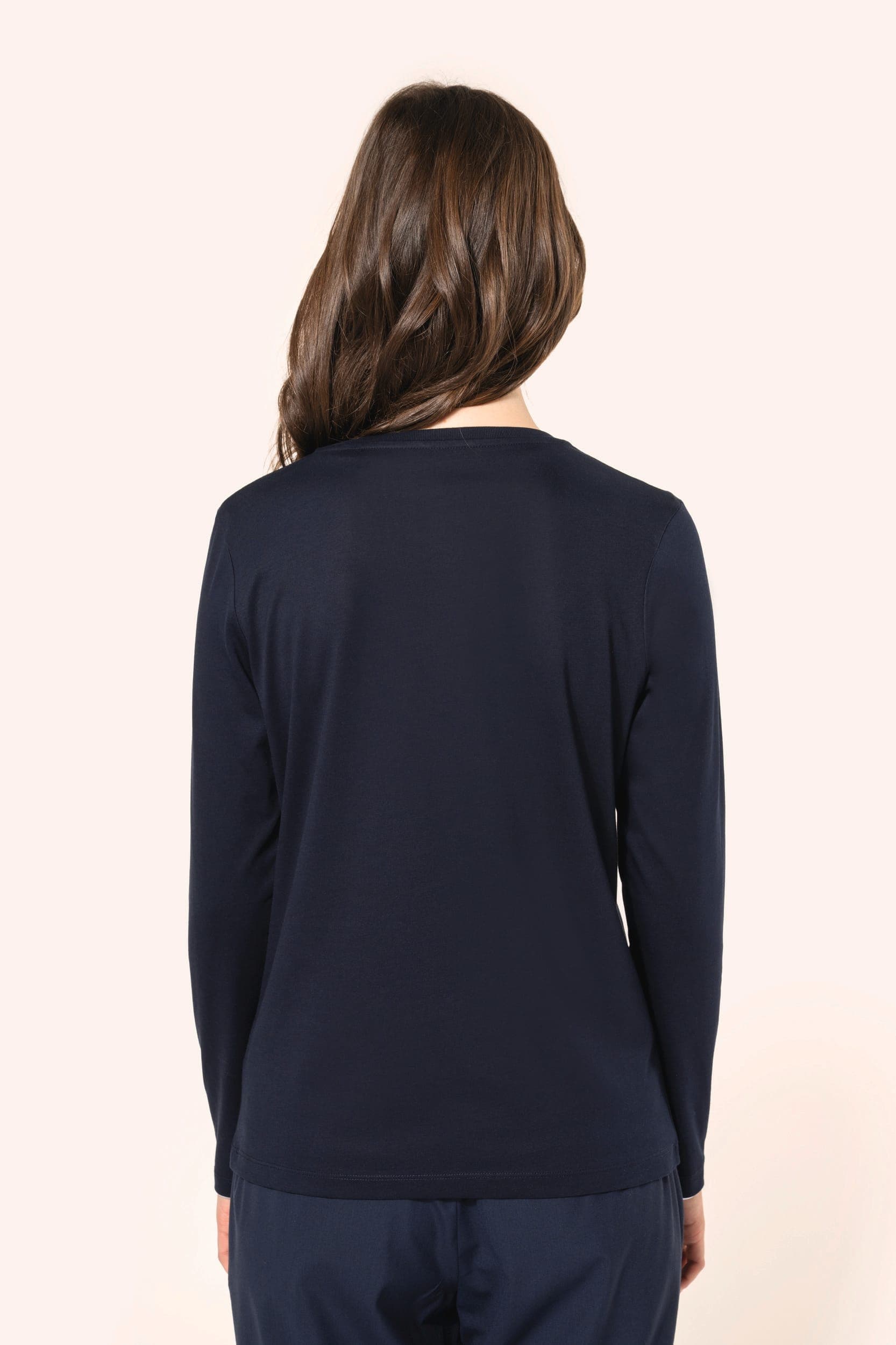 T-shirt Supima® col rond manches longues femme en situation