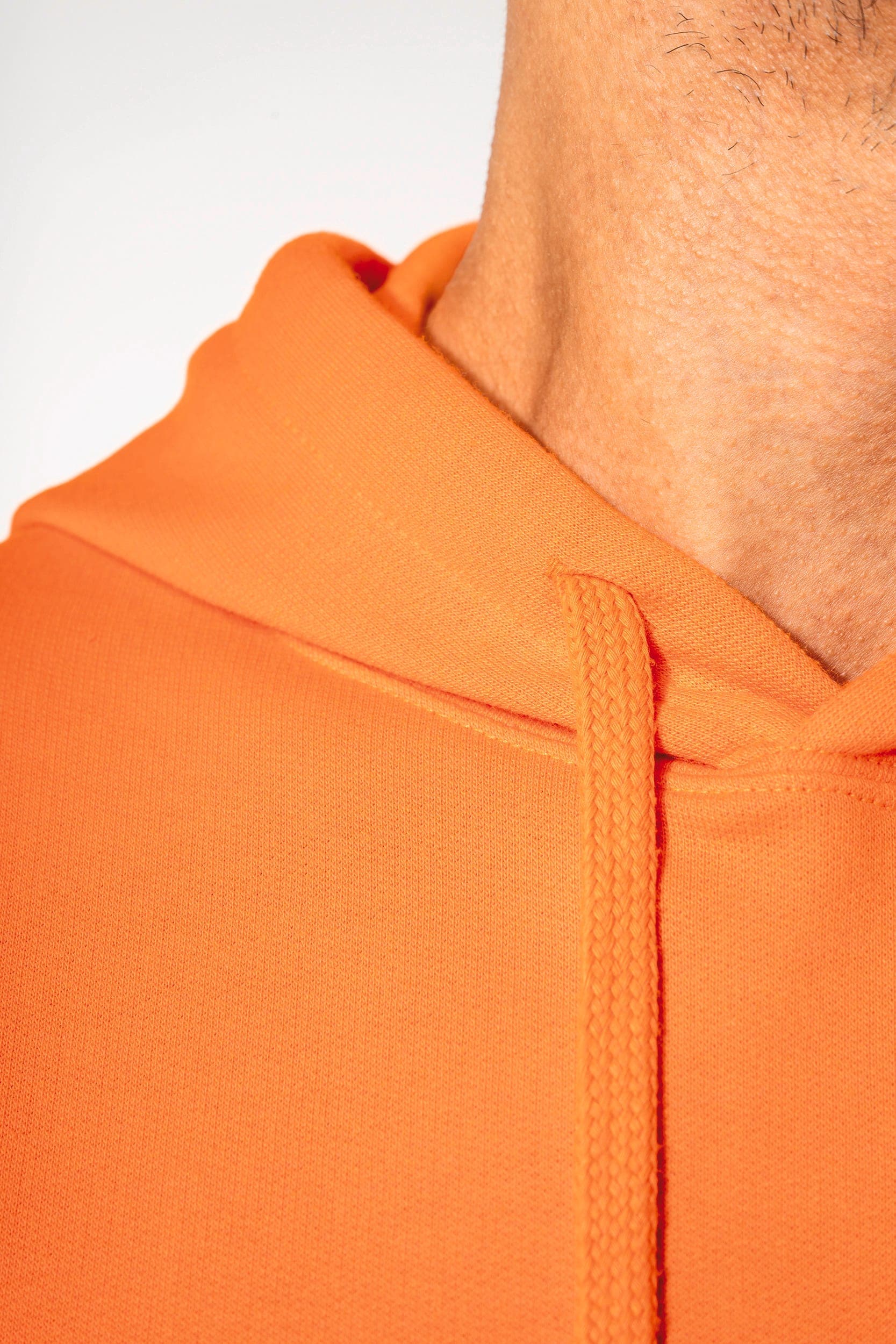 Sweat-shirt recyclé à capuche unisexe en situation