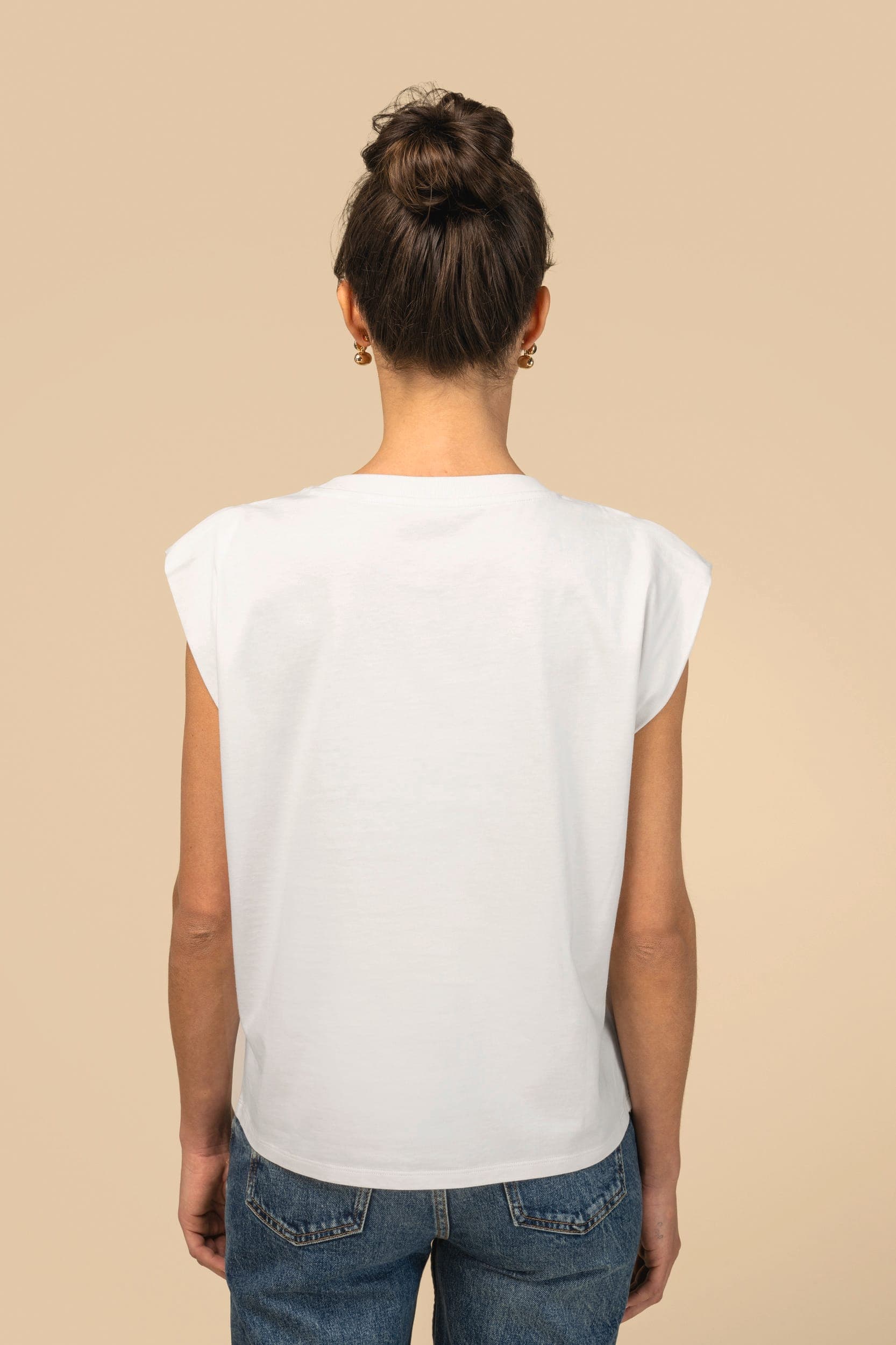 T-shirt écoresponsable sans manches à épaulettes femme en situation