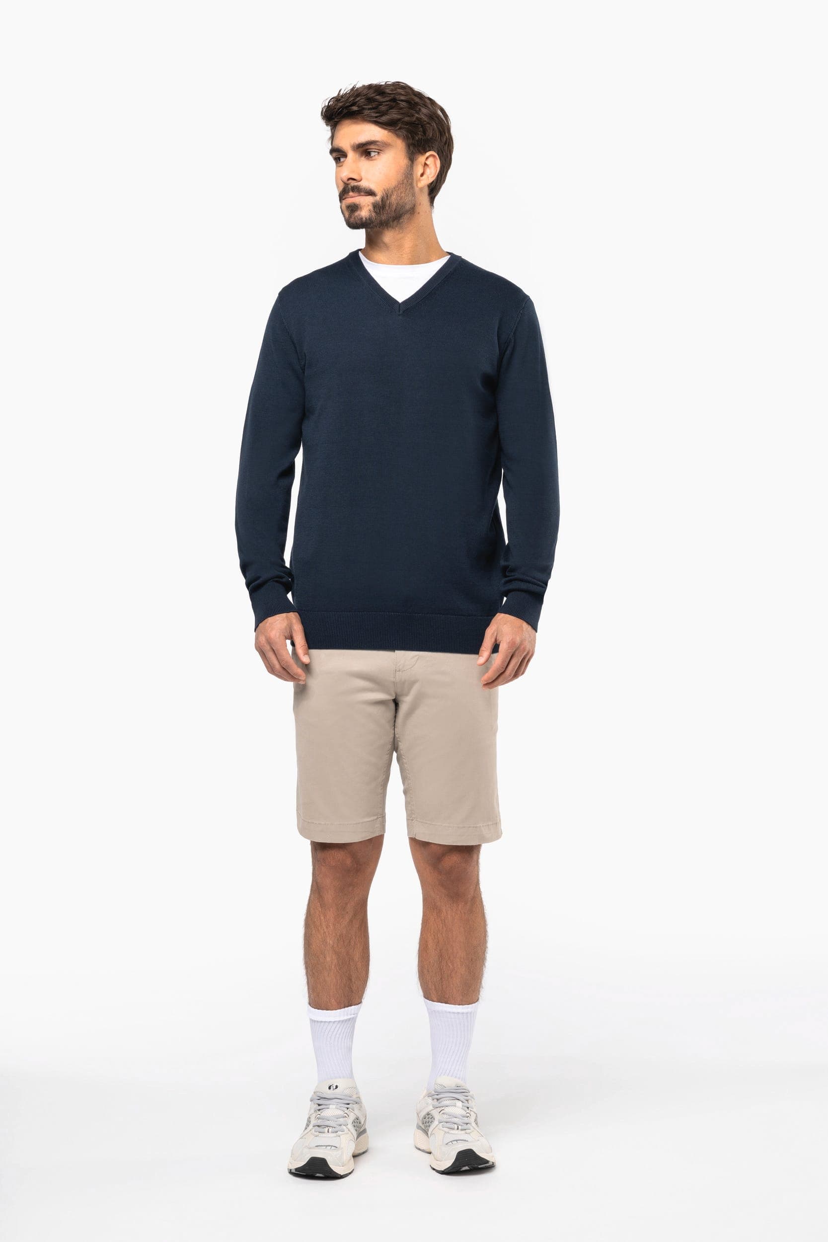 Pull col en V écoresponsable homme en situation