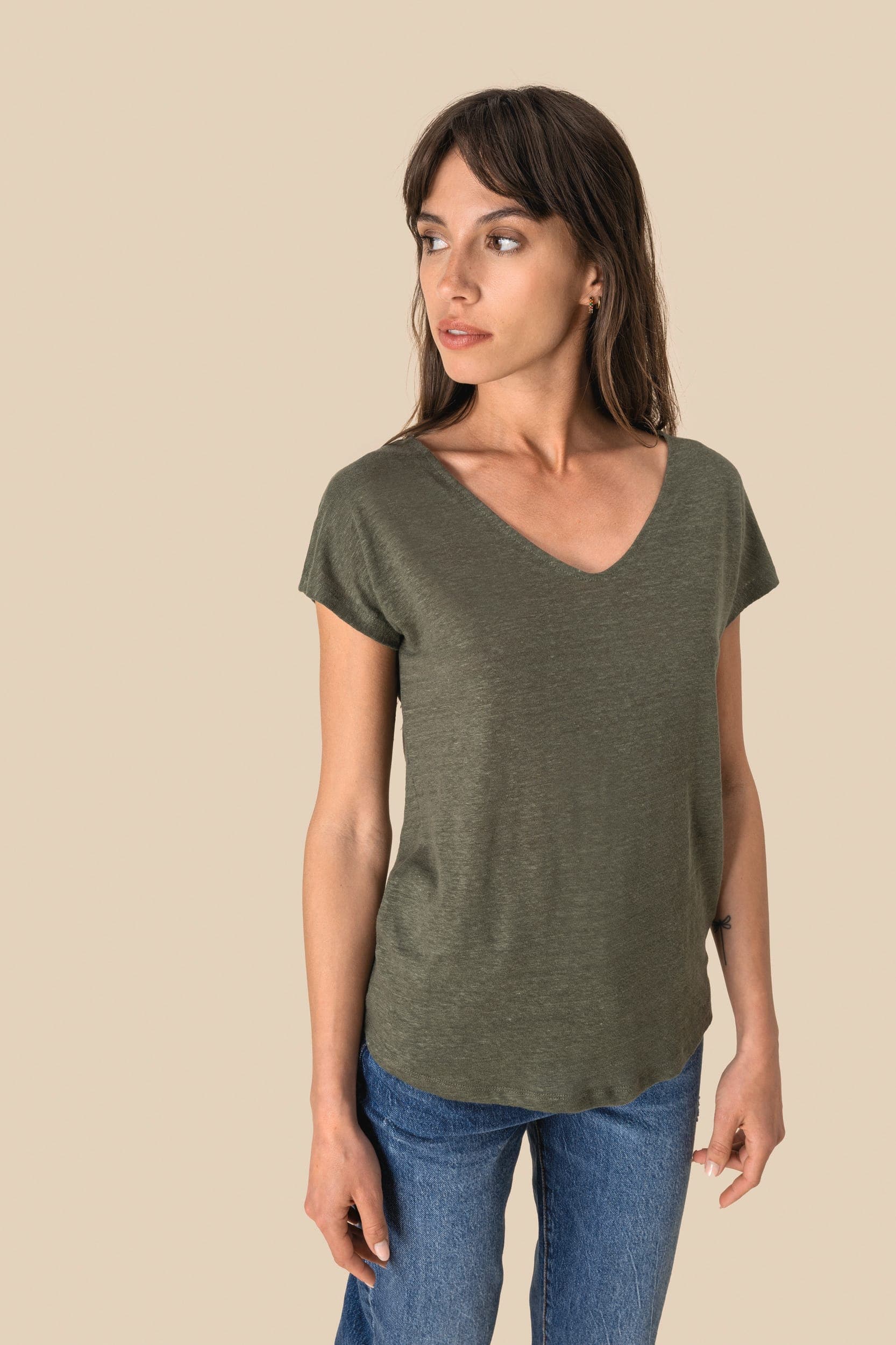 T-shirt col V en lin femme en situation