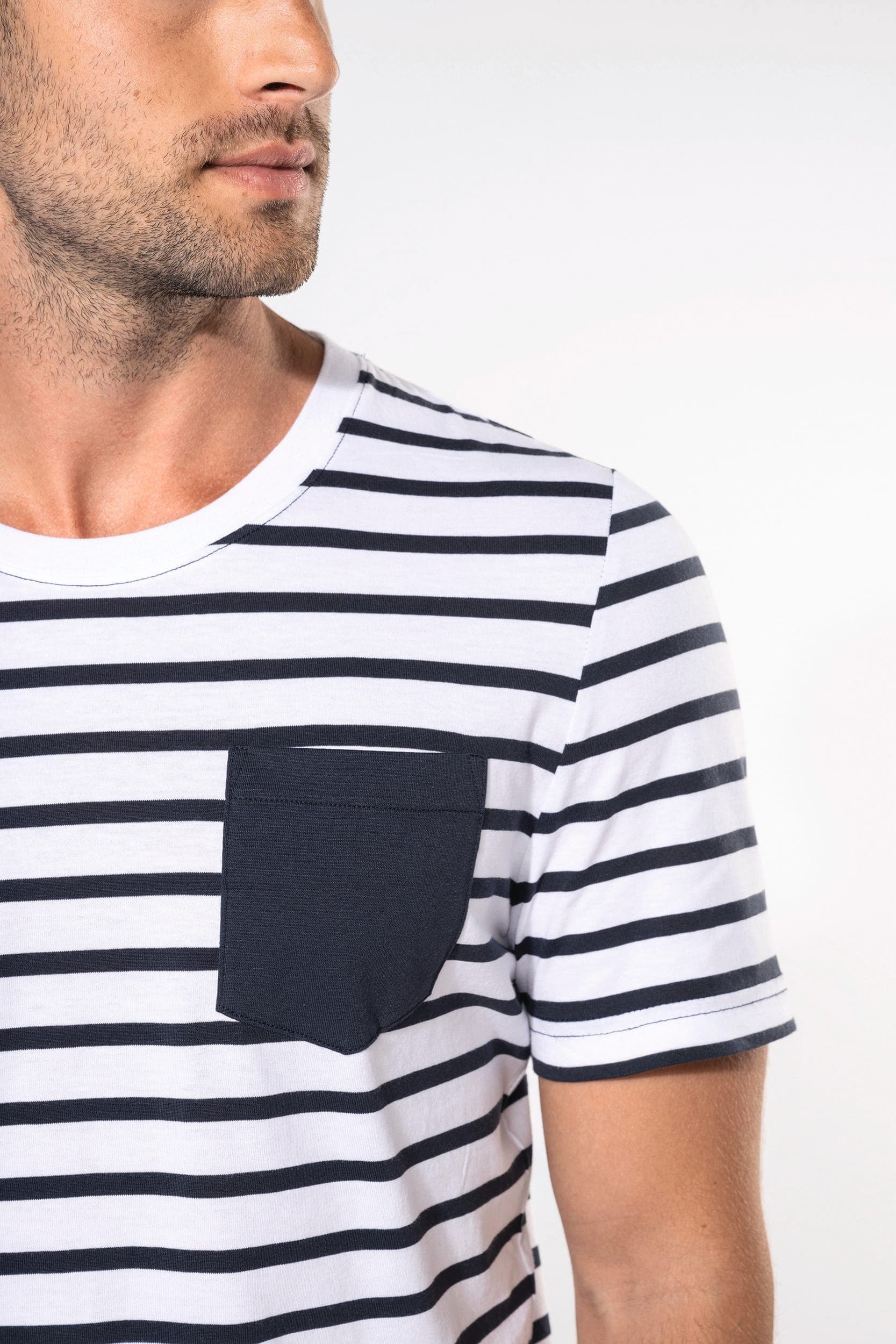 T-shirt rayé marin avec poche manches courtes homme en situation