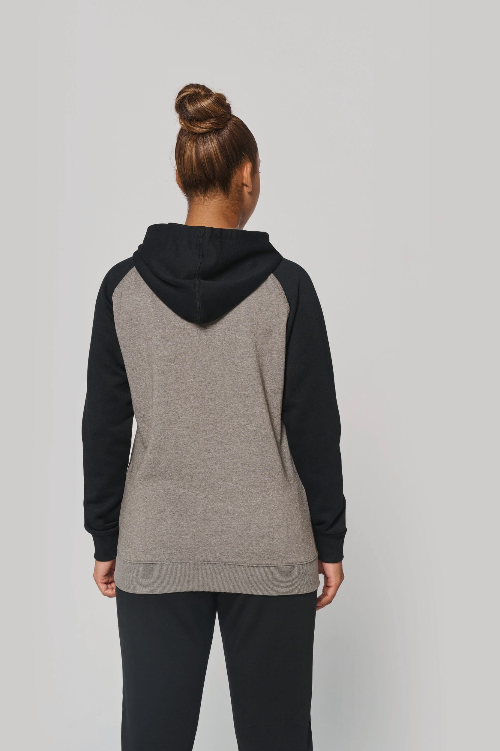 Sweat-shirt à capuche bicolore unisexe en situation