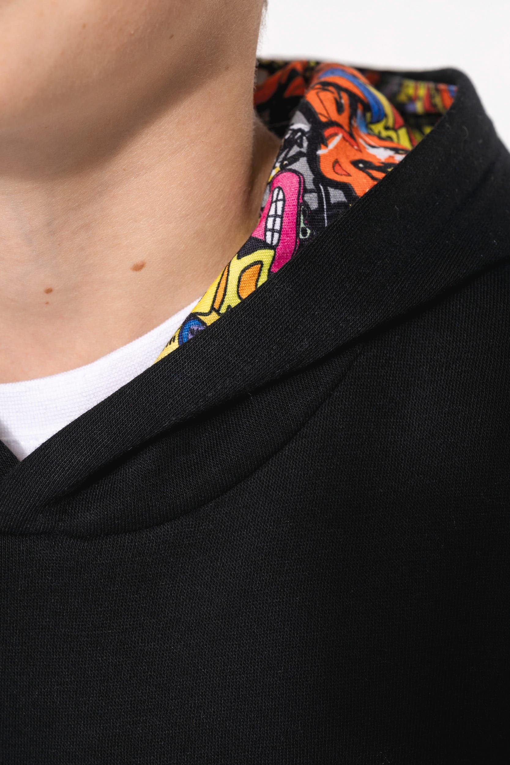 Sweat-shirt à capuche contrastée à motifs enfant unisexe en situation