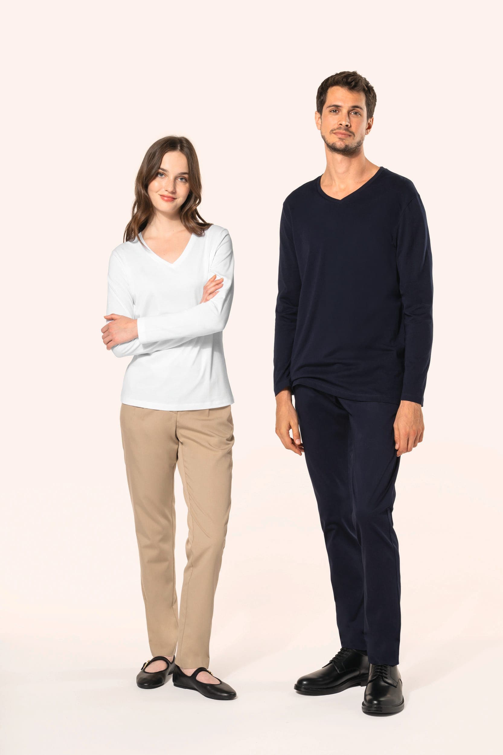 T-shirt Supima® col V manches longues femme en situation