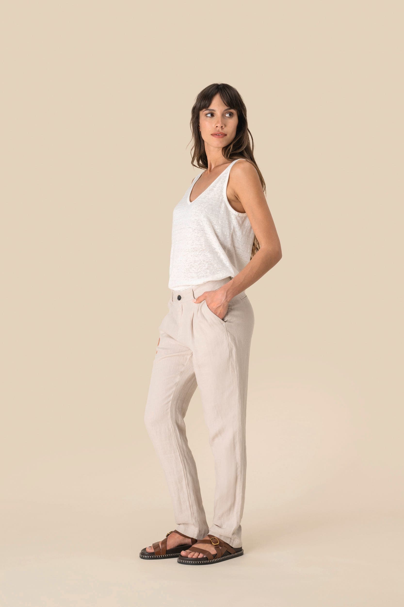 Pantalon en lin femme en situation