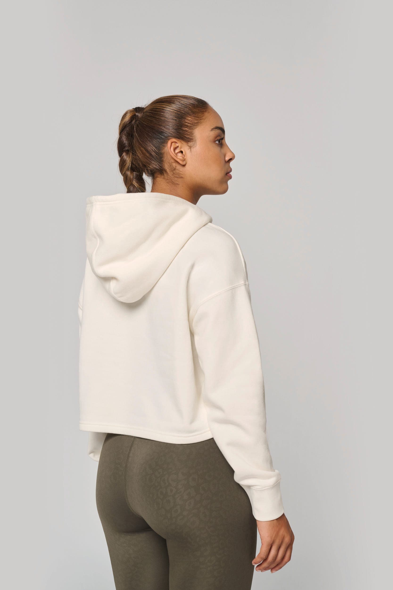 Sweat-shirt crop à capuche femme en situation