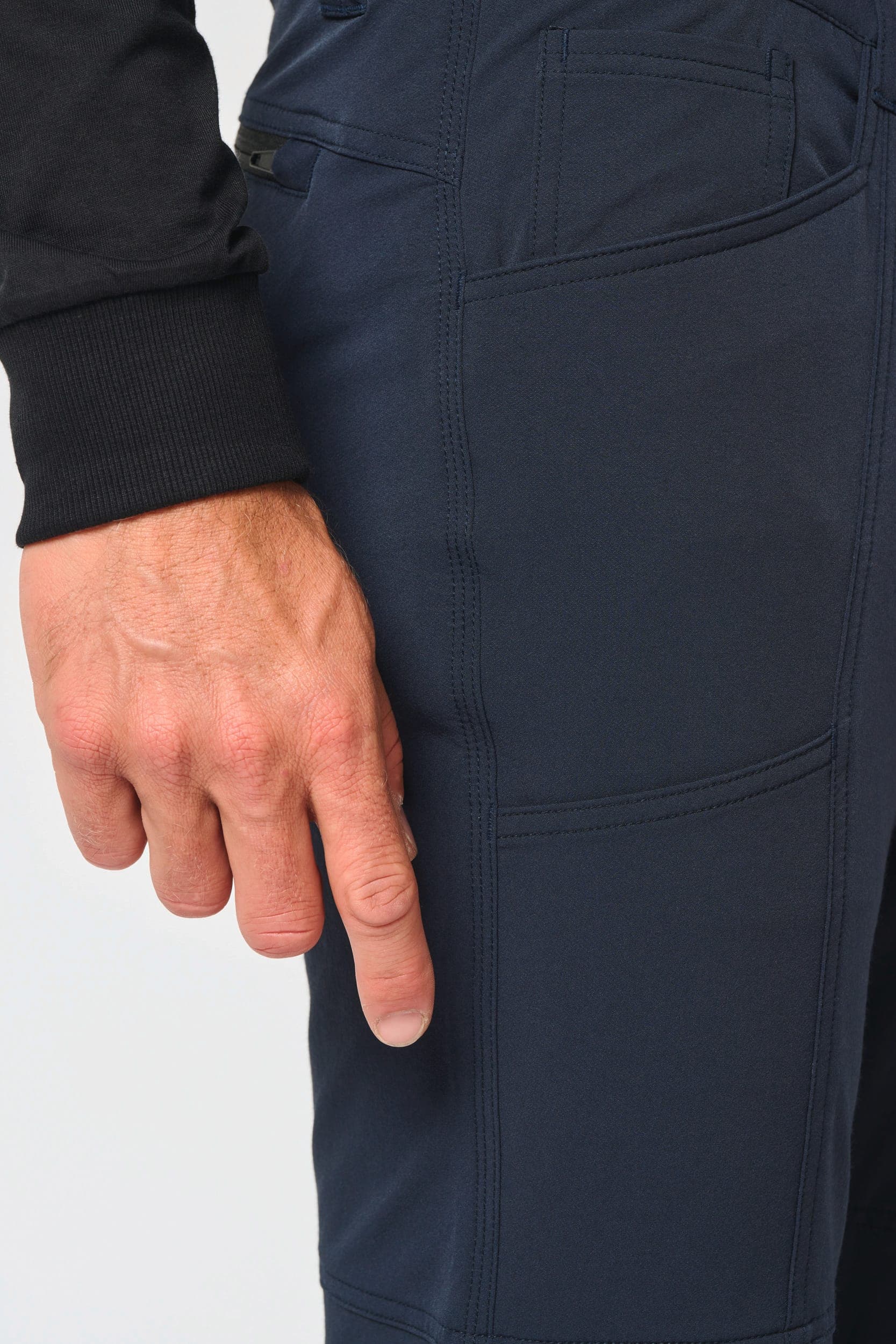Pantalon recyclé stretch homme en situation