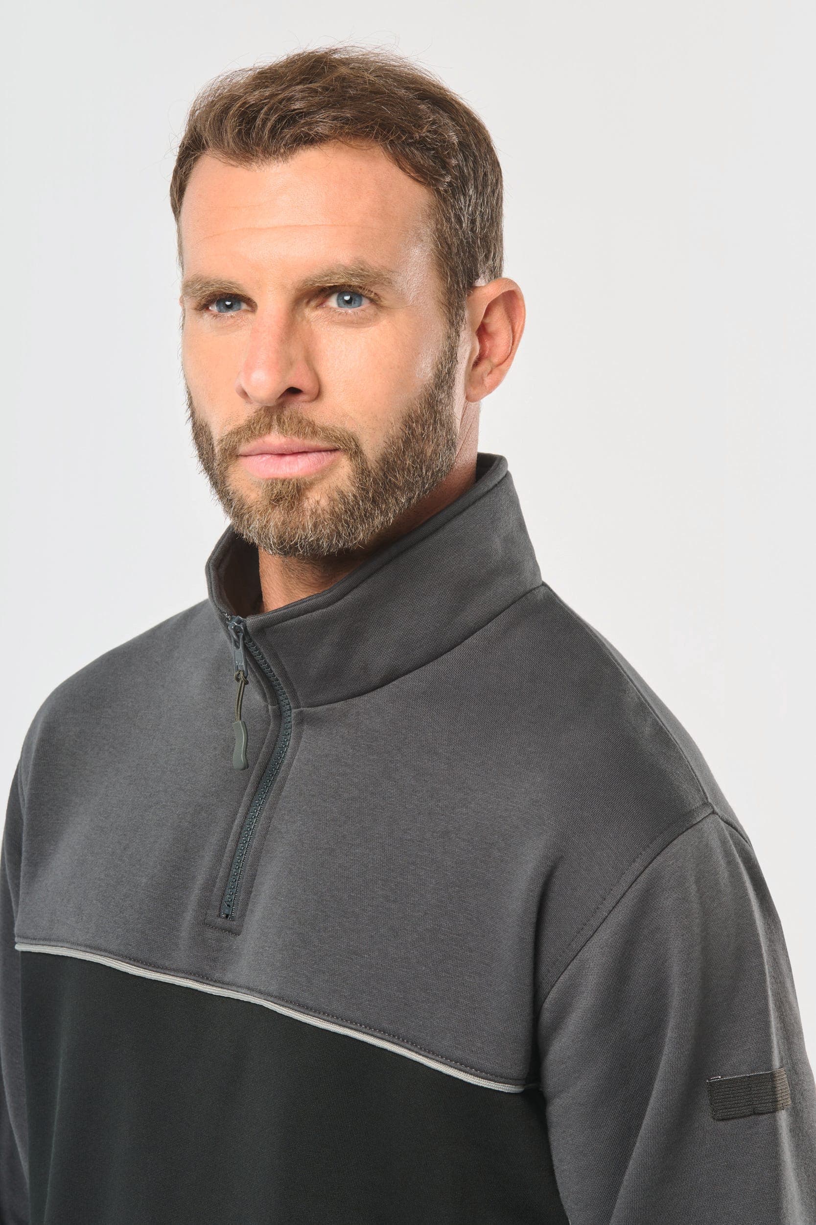 Sweat-shirt écoresponsable col zippé unisexe en situation
