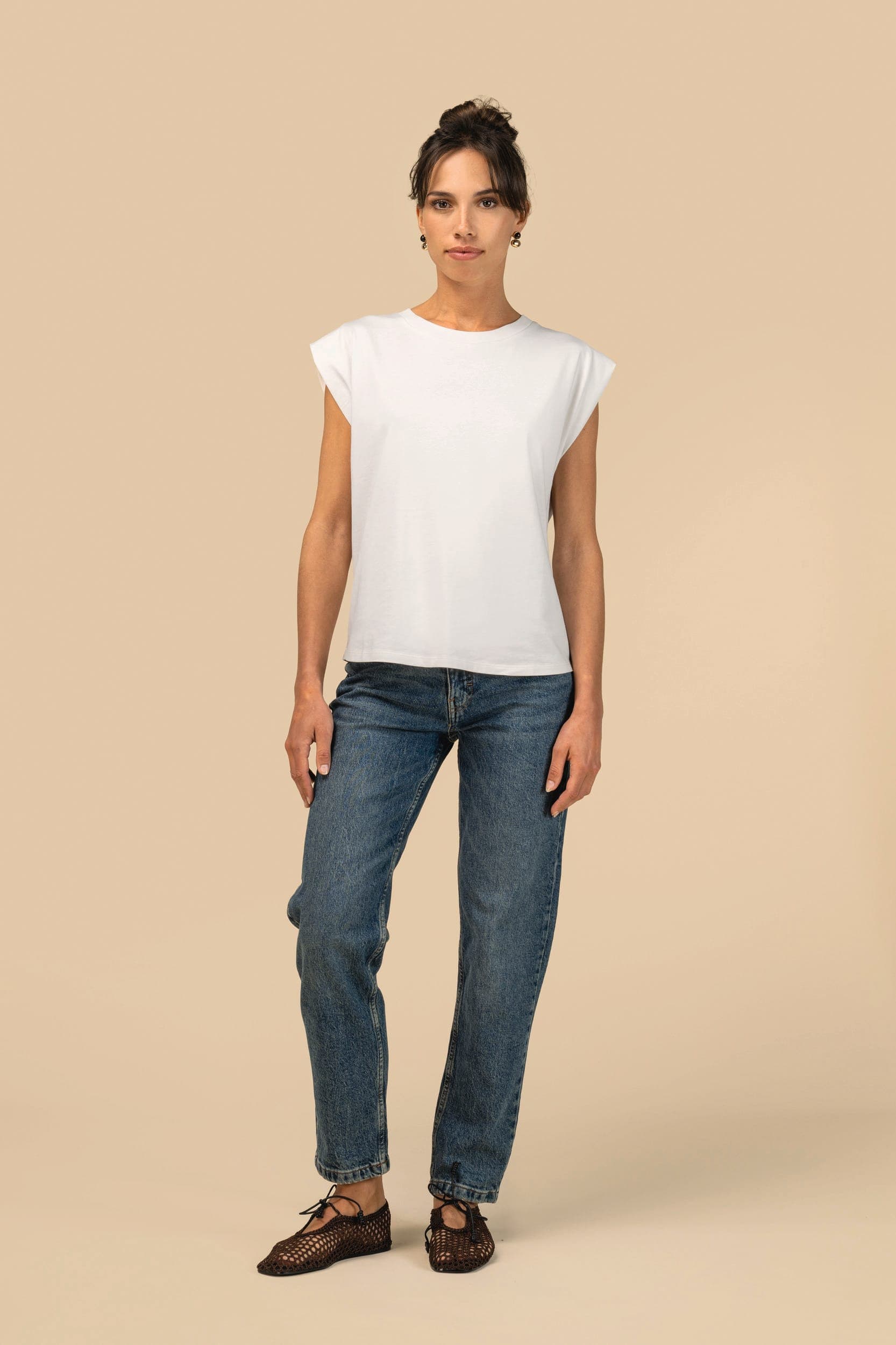 T-shirt écoresponsable sans manches à épaulettes femme en situation