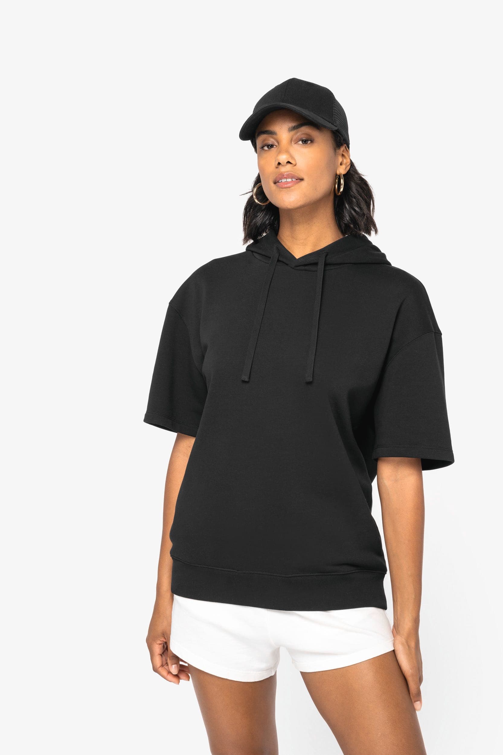 Sweat-shirt écoresponsable à capuche à épaules tombantes manches courtes French Terry unisexe en situation