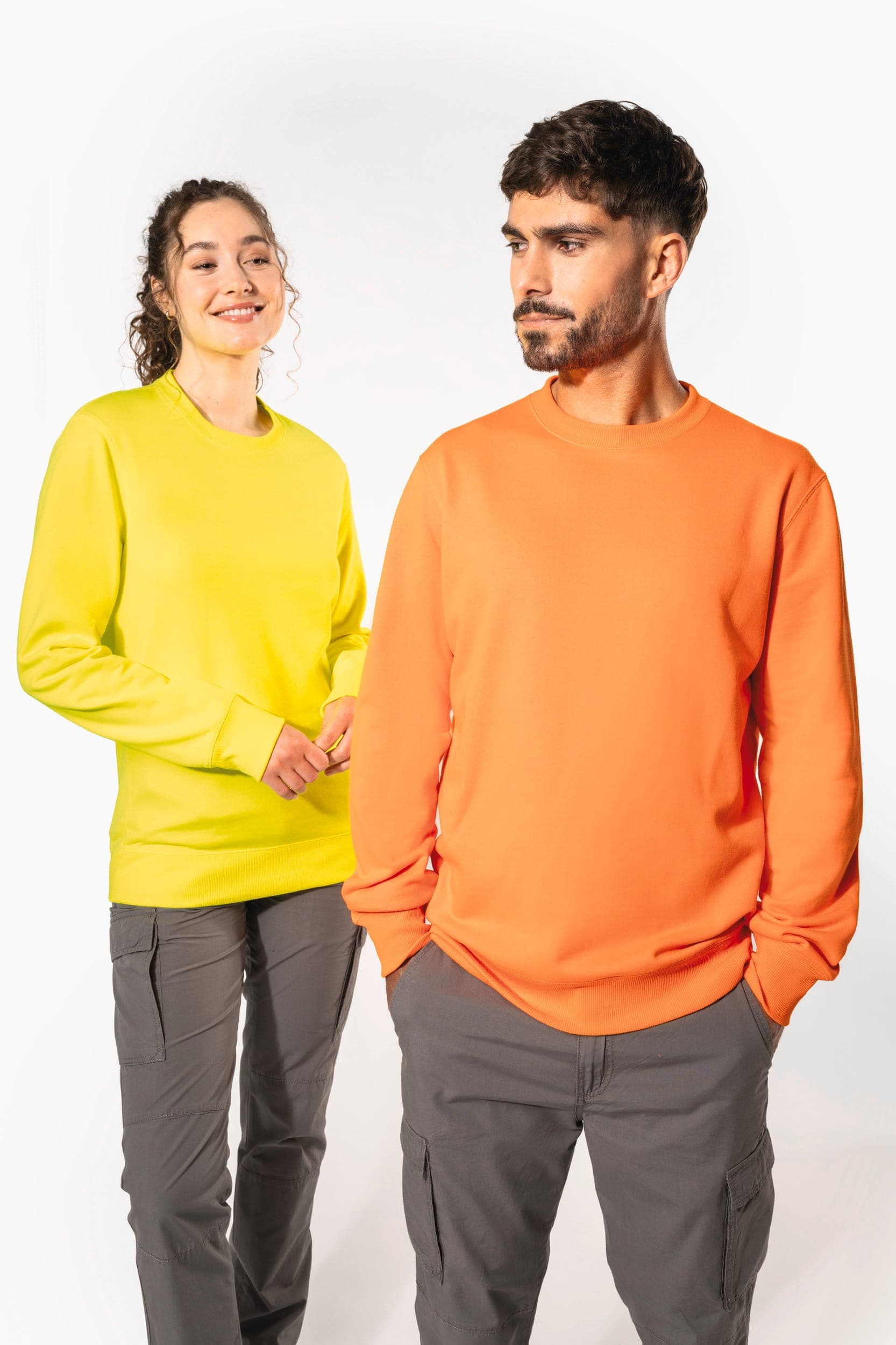 Sweat-shirt recyclé col rond unisexe en situation