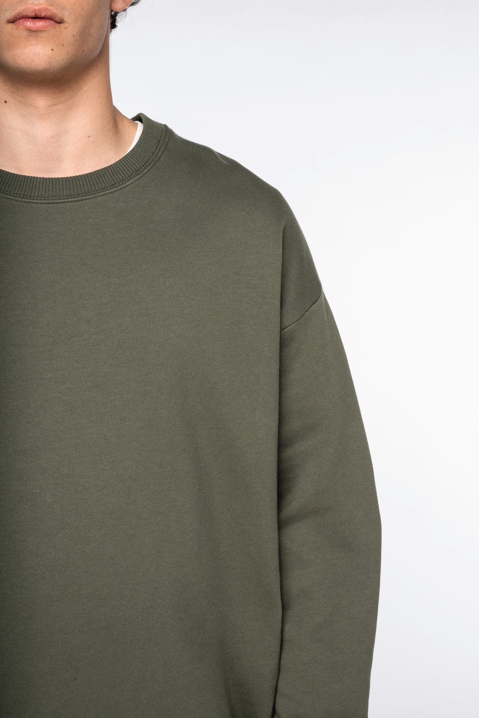 Sweat-shirt écoresponsable à col rond oversize unisexe en situation