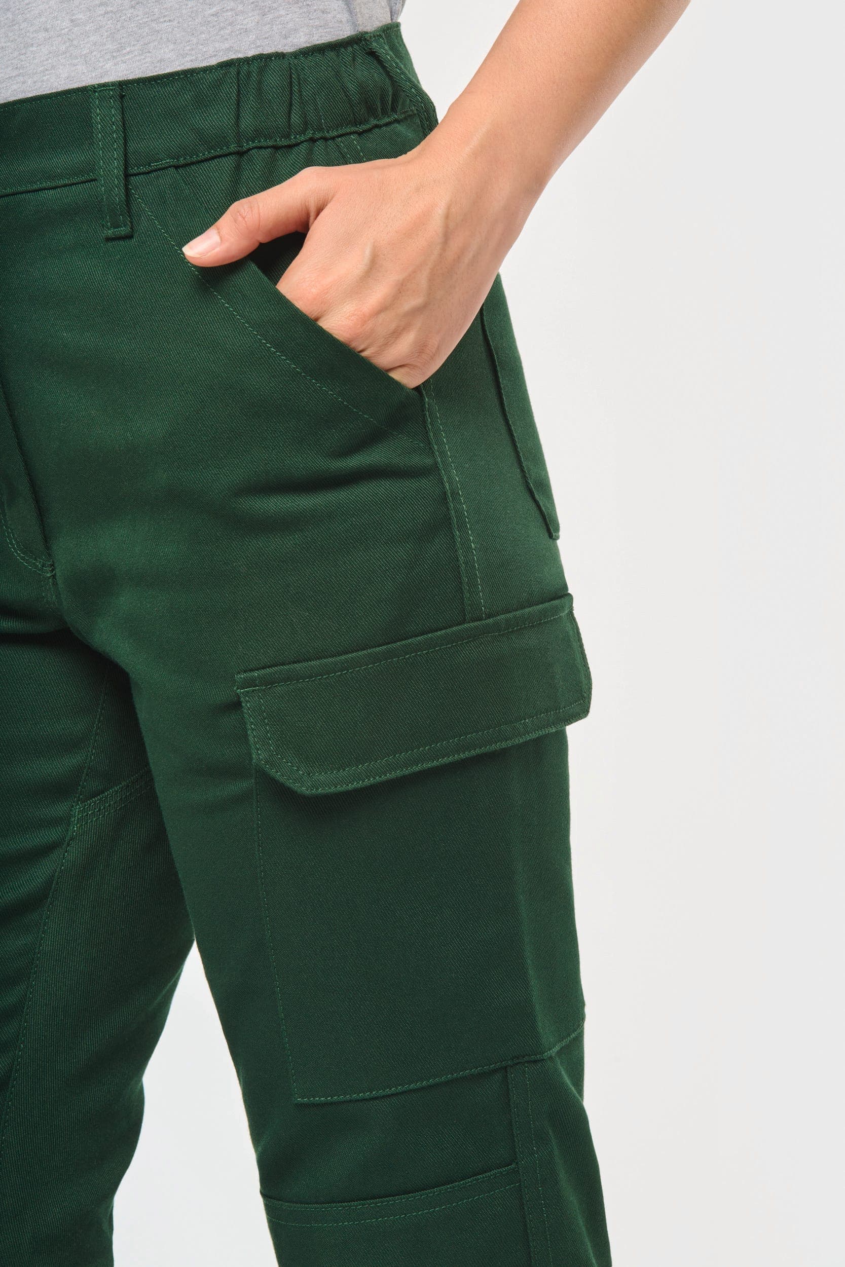 Pantalon de travail multipoches femme en situation