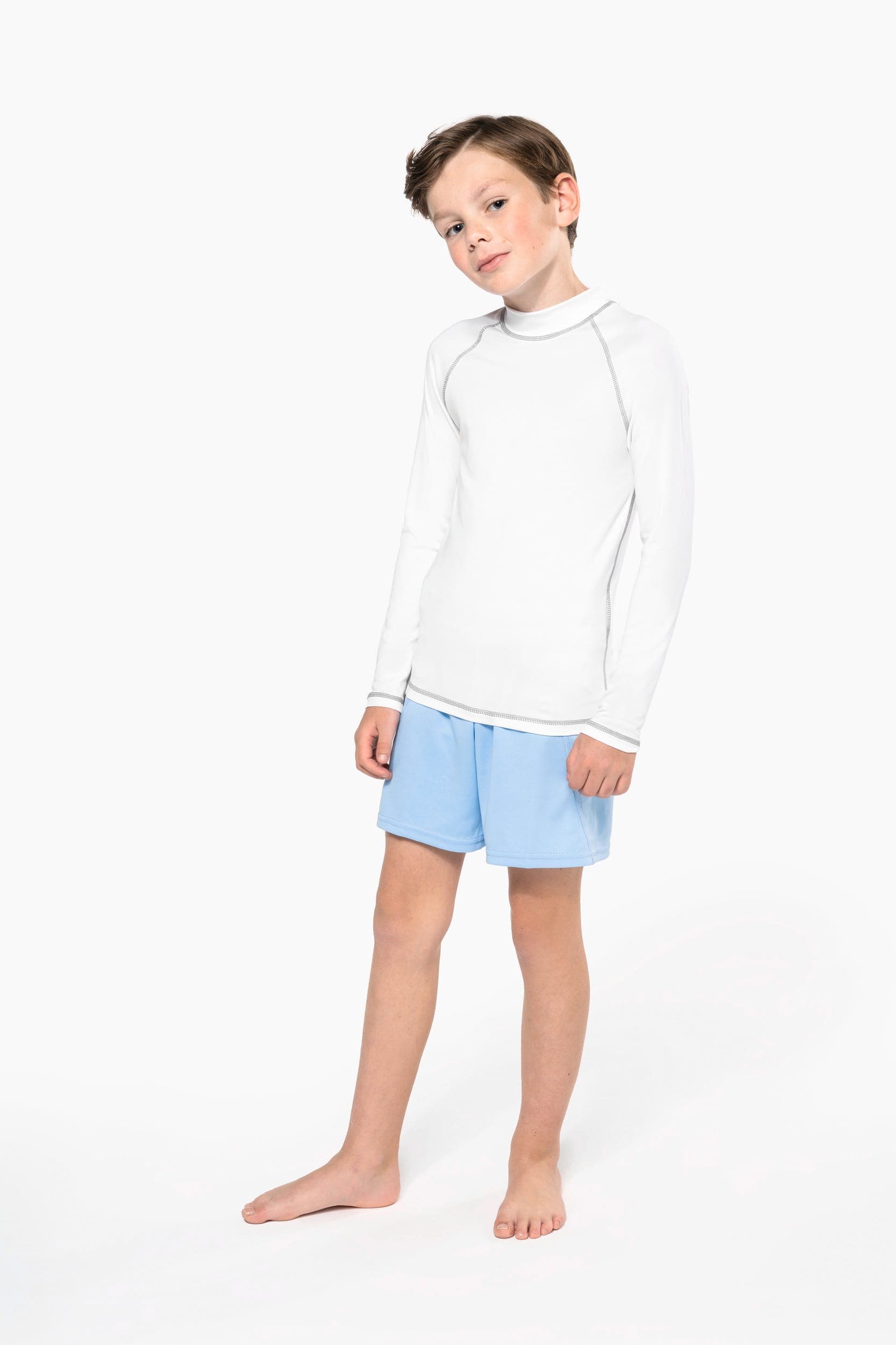 T-shirt technique à manches longues avec protection anti-UV enfant en situation