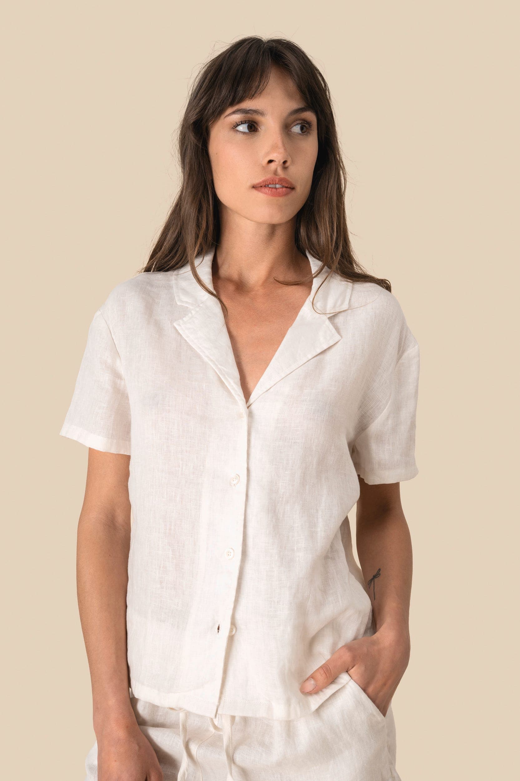 Chemise à col bowling manches courtes en lin femme en situation