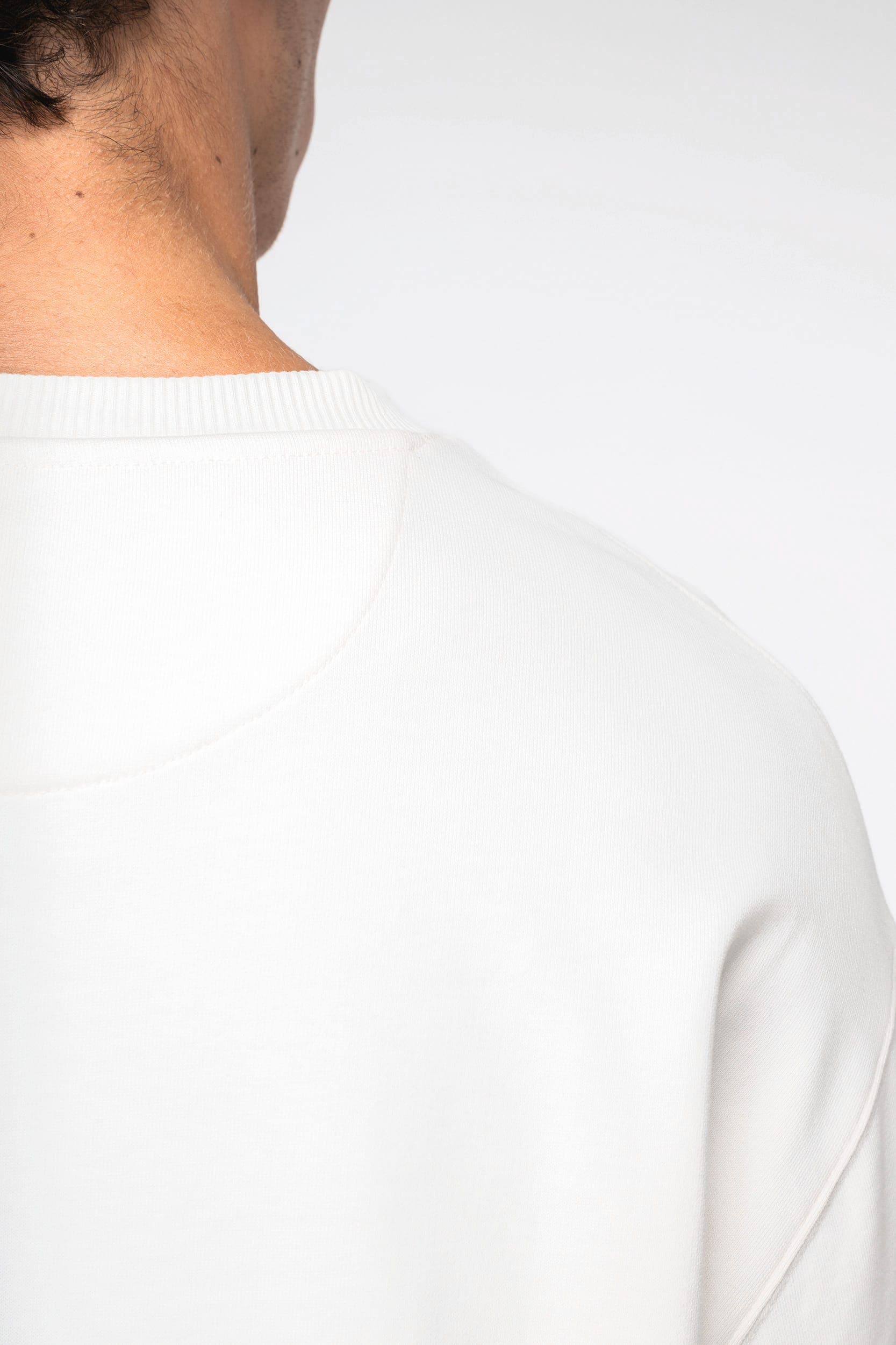 Sweat-shirt écoresponsable à col rond à épaules tombantes French Terry unisexe en situation