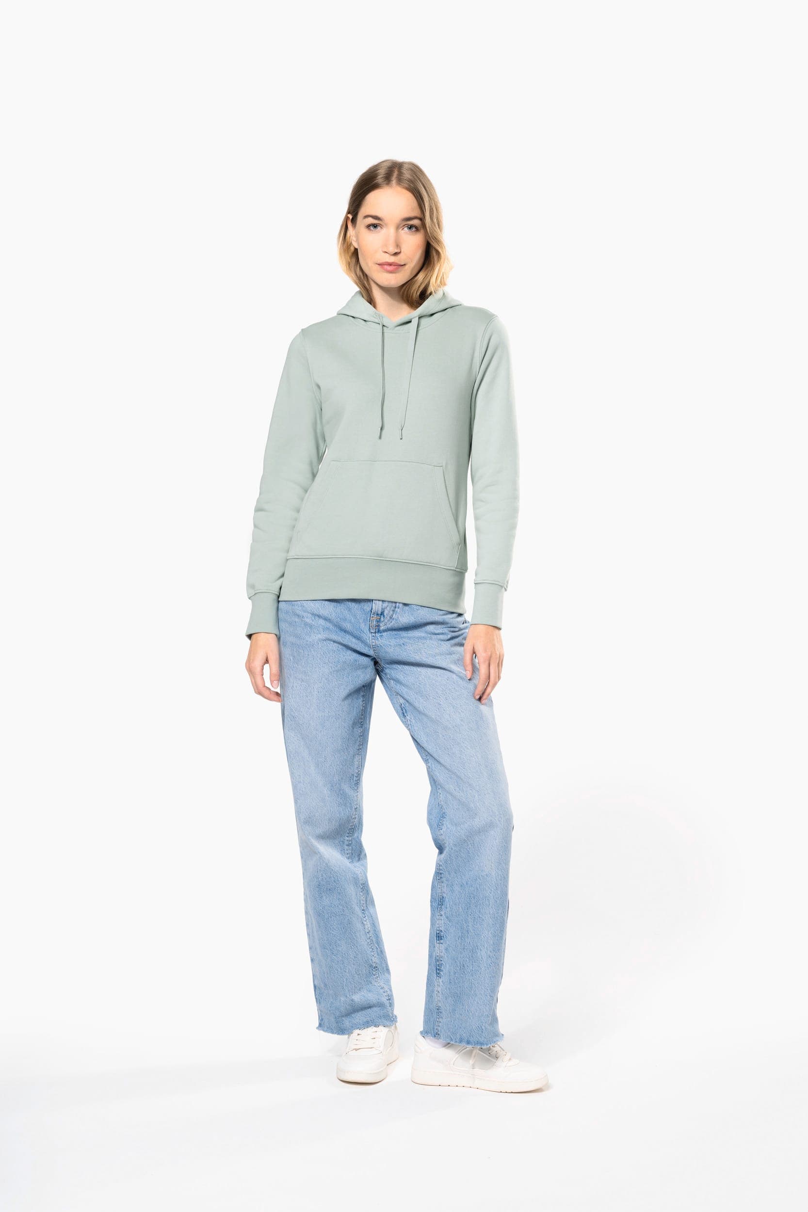 Sweat-shirt écoresponsable à capuche femme en situation