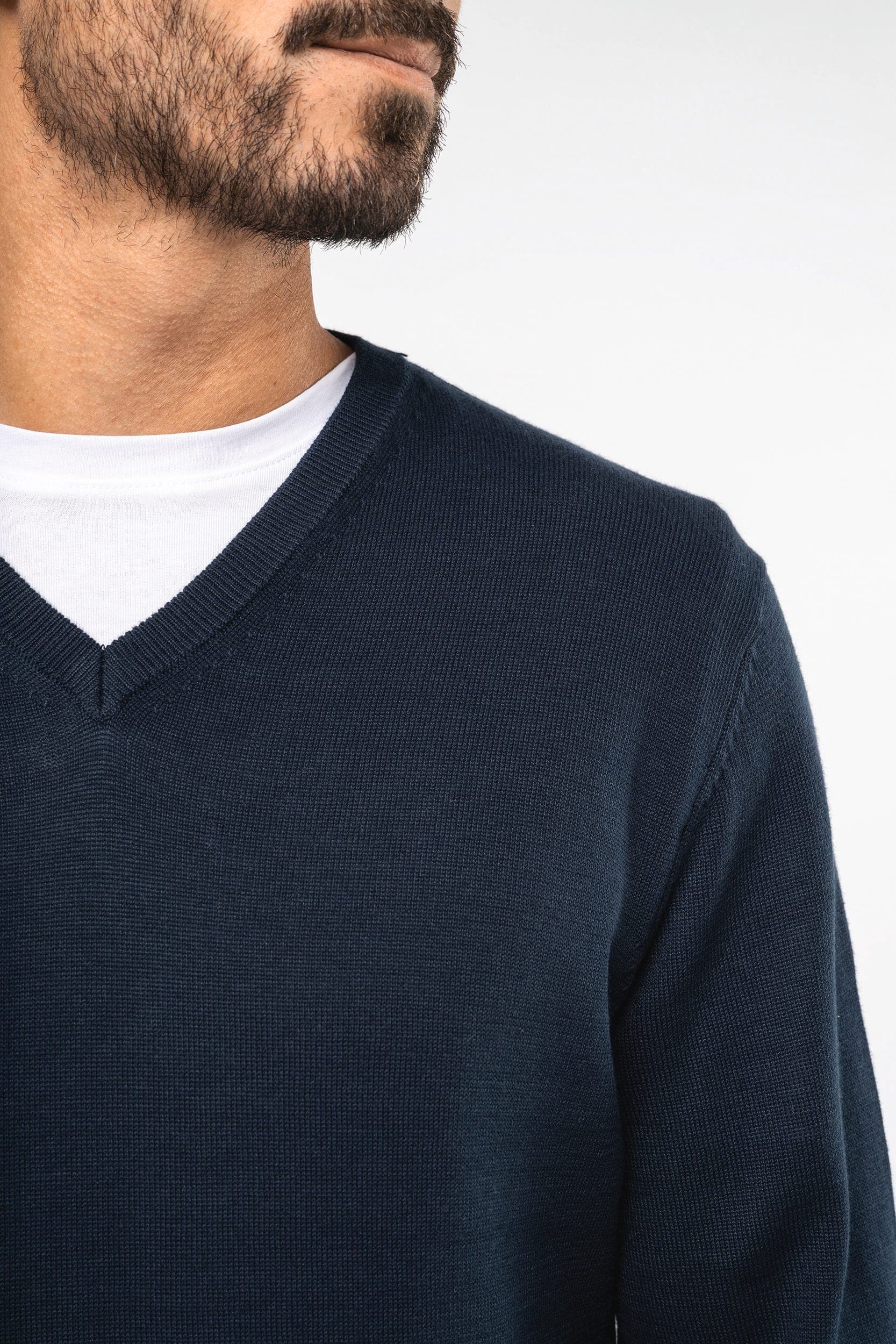 Pull col en V écoresponsable homme en situation