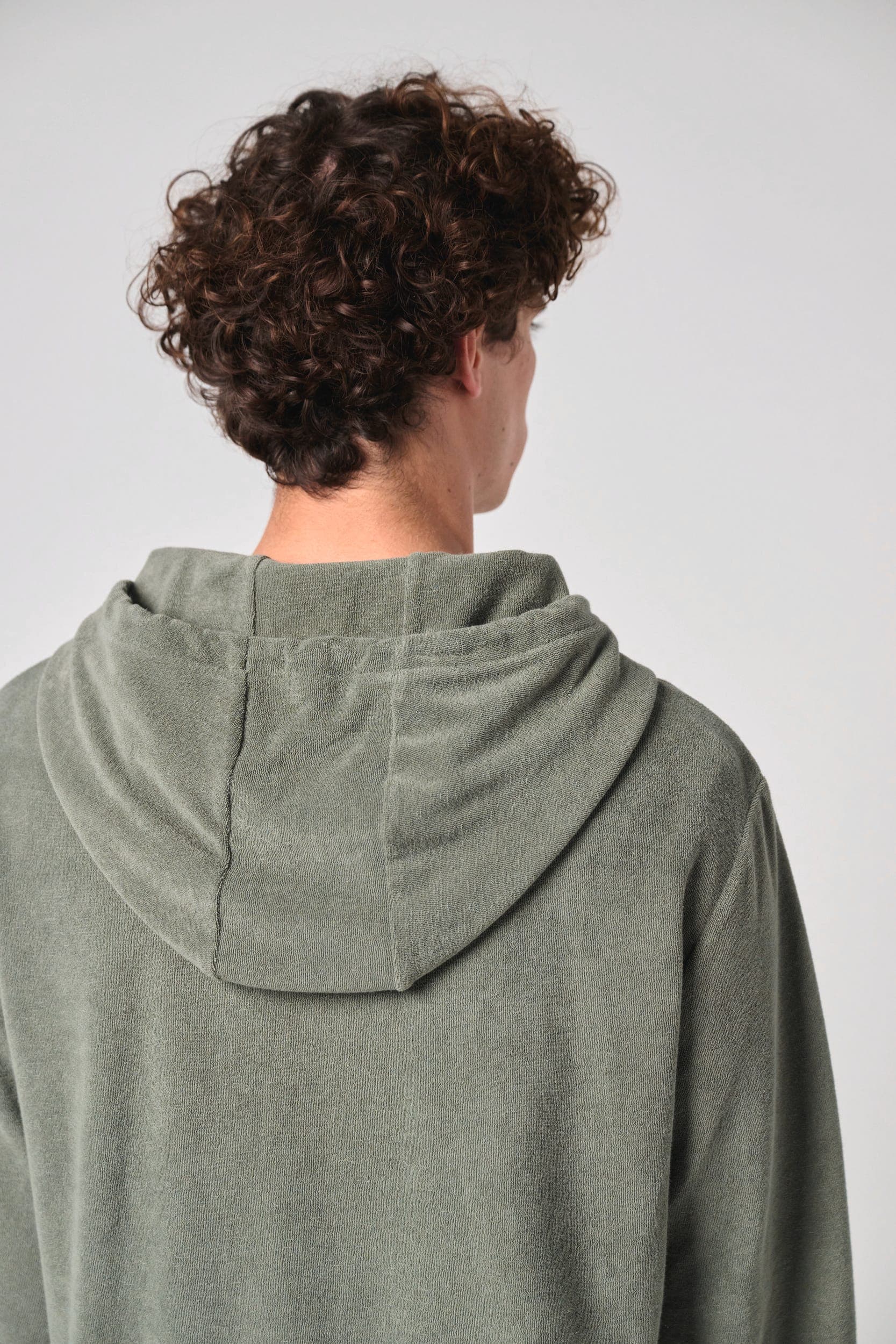 Sweat-shirt écoresponsable en éponge zippé à capuche homme en situation