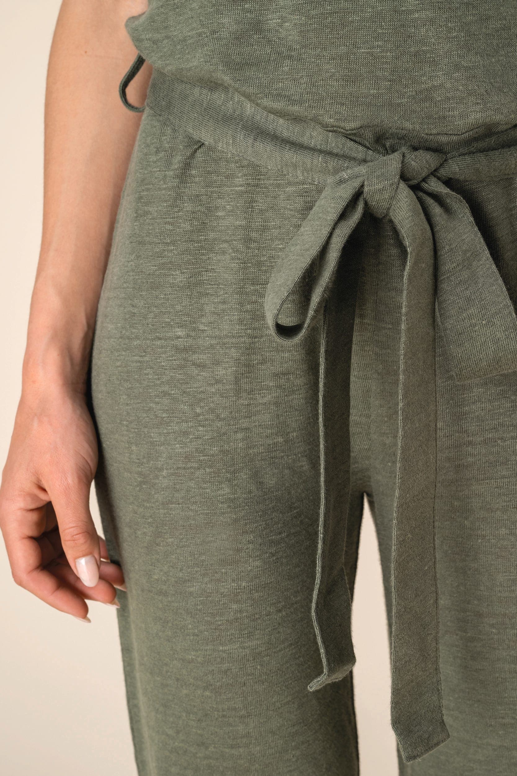 Combinaison en maille manches courtes en lin femme en situation
