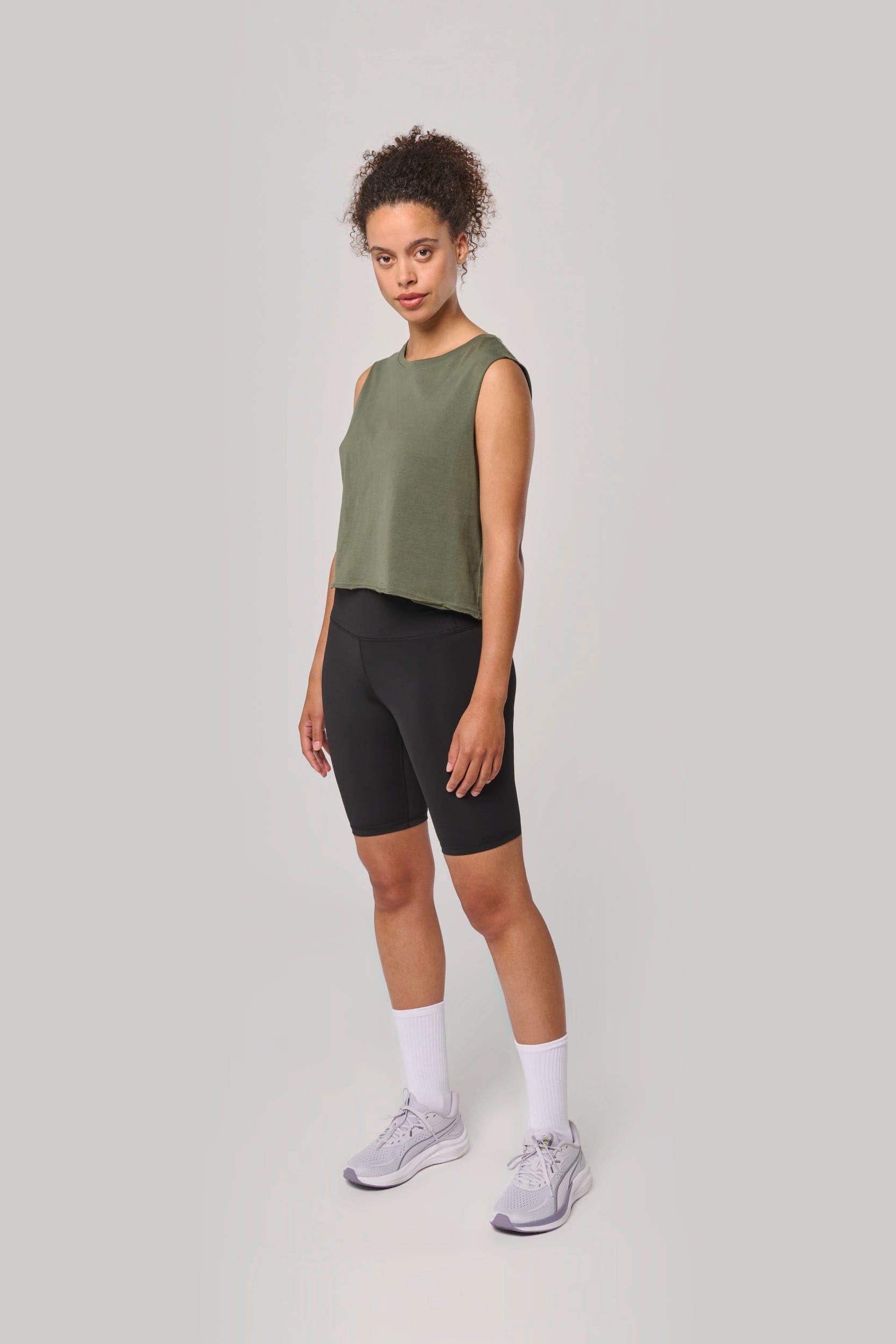 T-shirt crop sans manches femme en situation