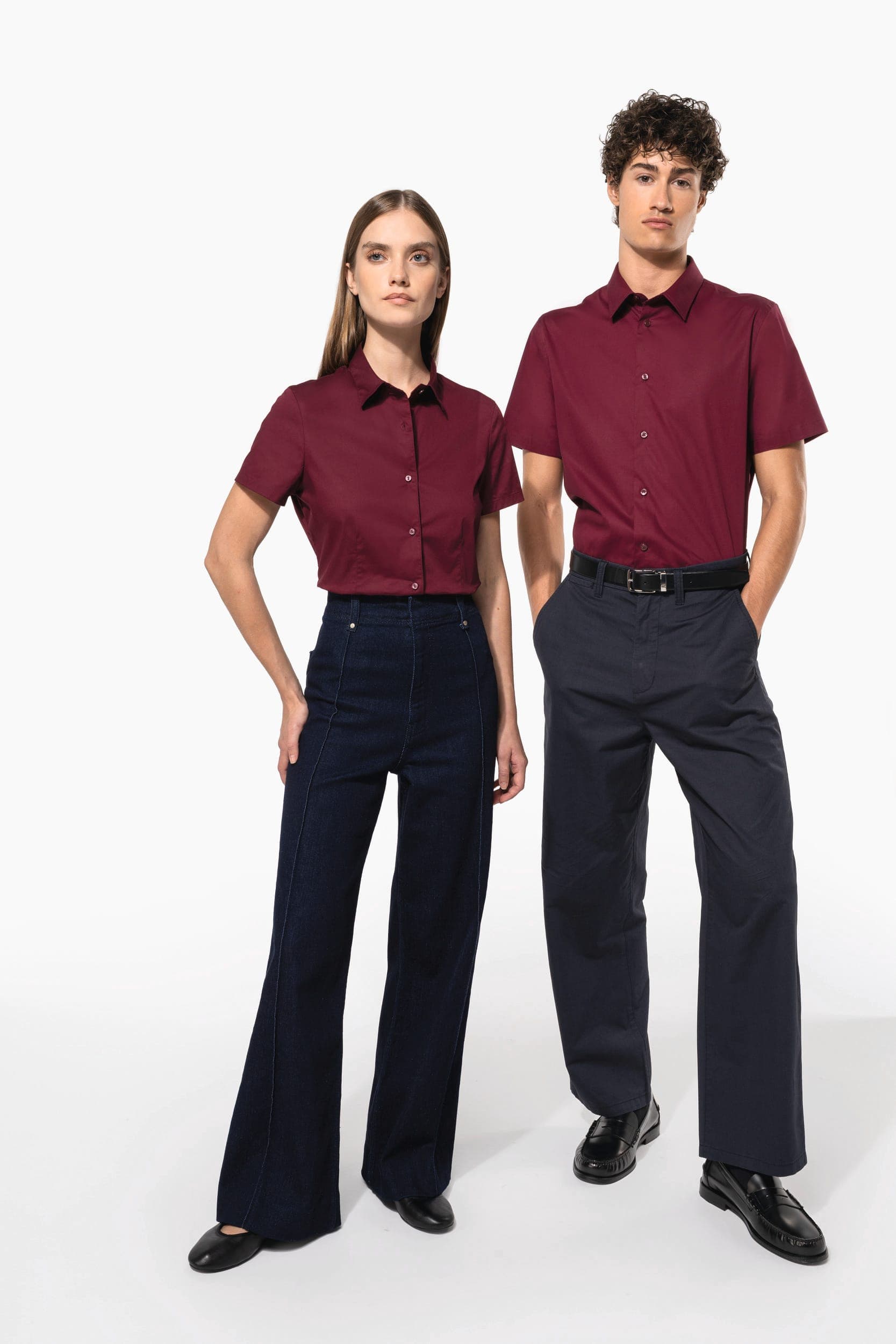 Chemise coton / élasthanne manches courtes femme en situation