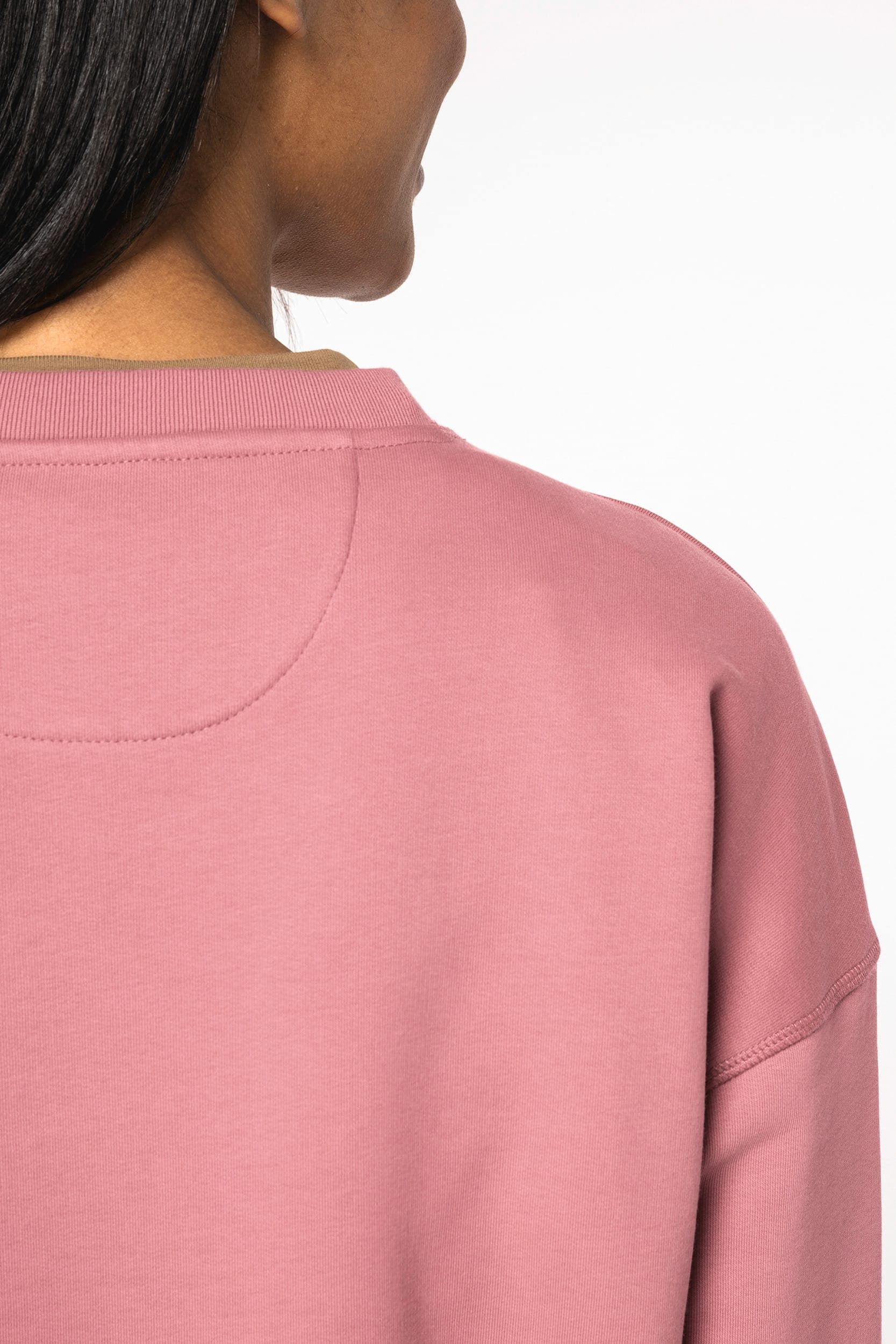 Sweat-shirt écoresponsable à col rond à épaules tombantes femme en situation