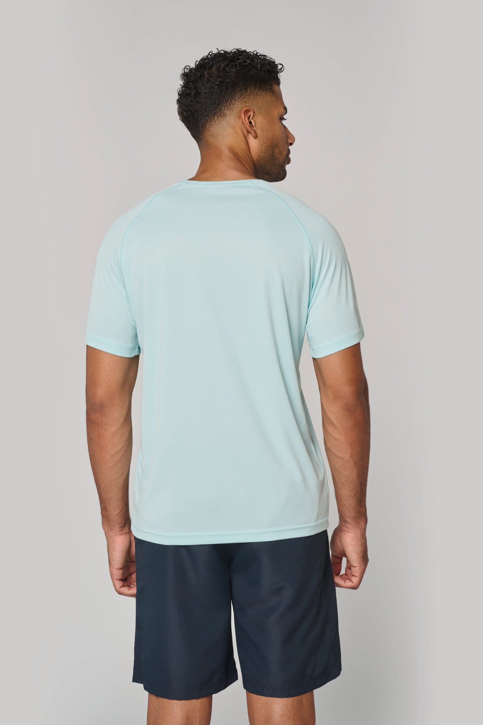 T-shirt de sport à col rond recyclé homme en situation