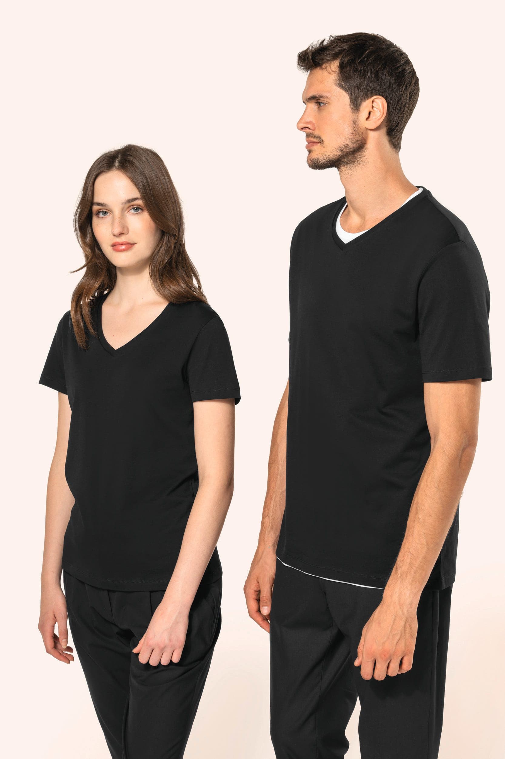T-shirt Supima® col V manches courtes homme en situation