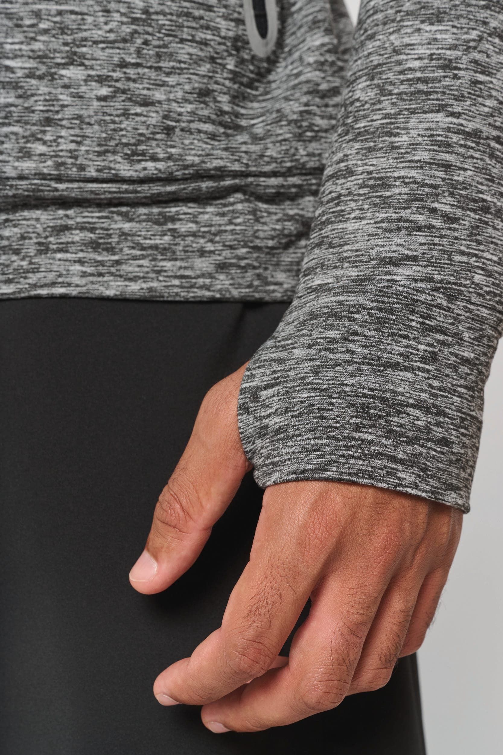 Sweat-shirt à capuche 1/4 zip sport unisexe en situation