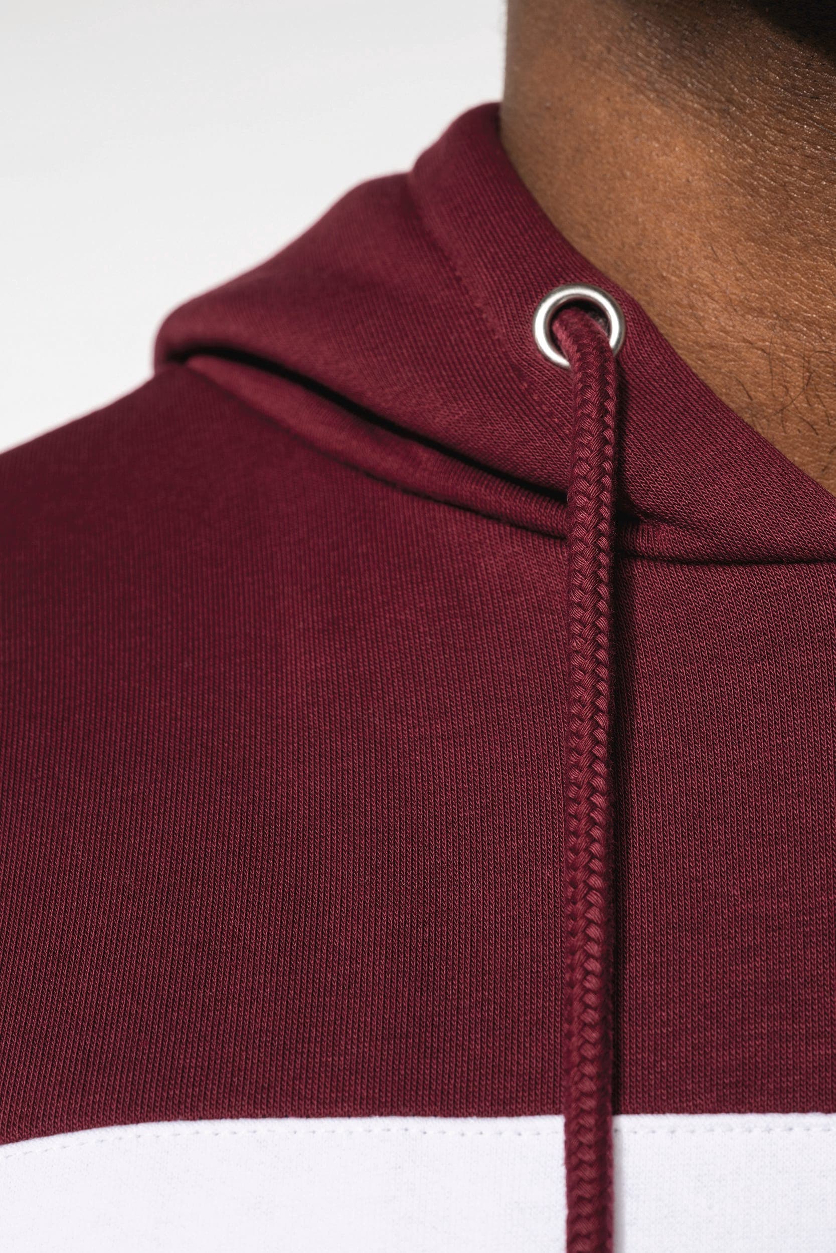 Sweat-shirt tricolore à capuche unisexe en situation