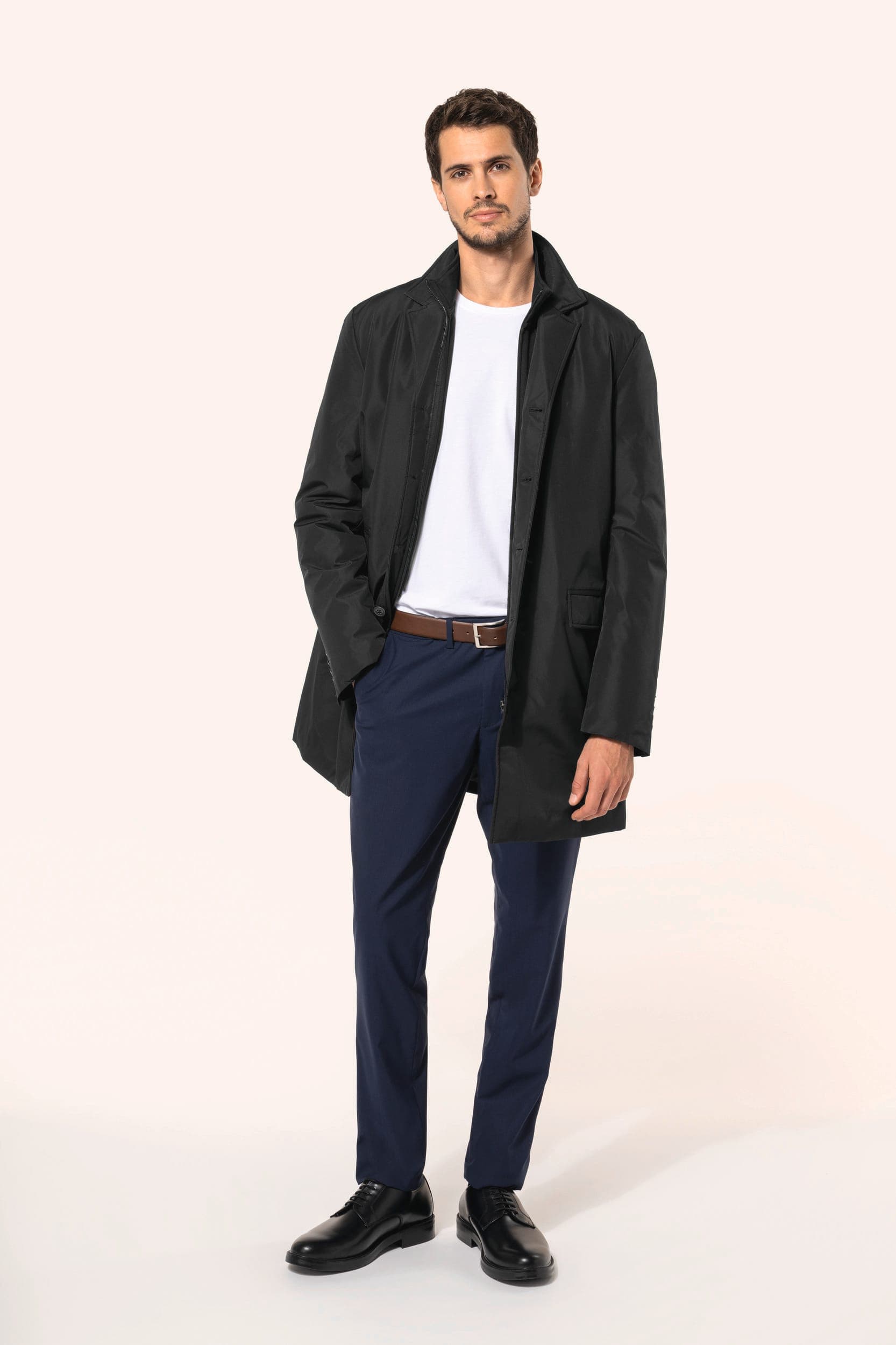 Trench structuré homme en situation