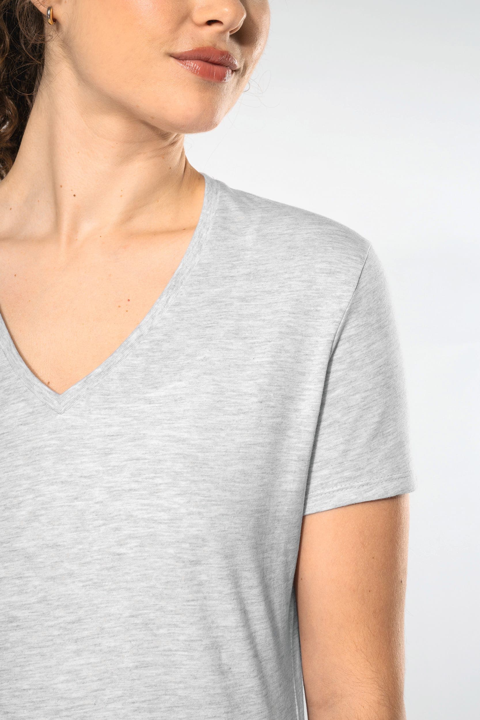 T-shirt BIO150 col V femme en situation