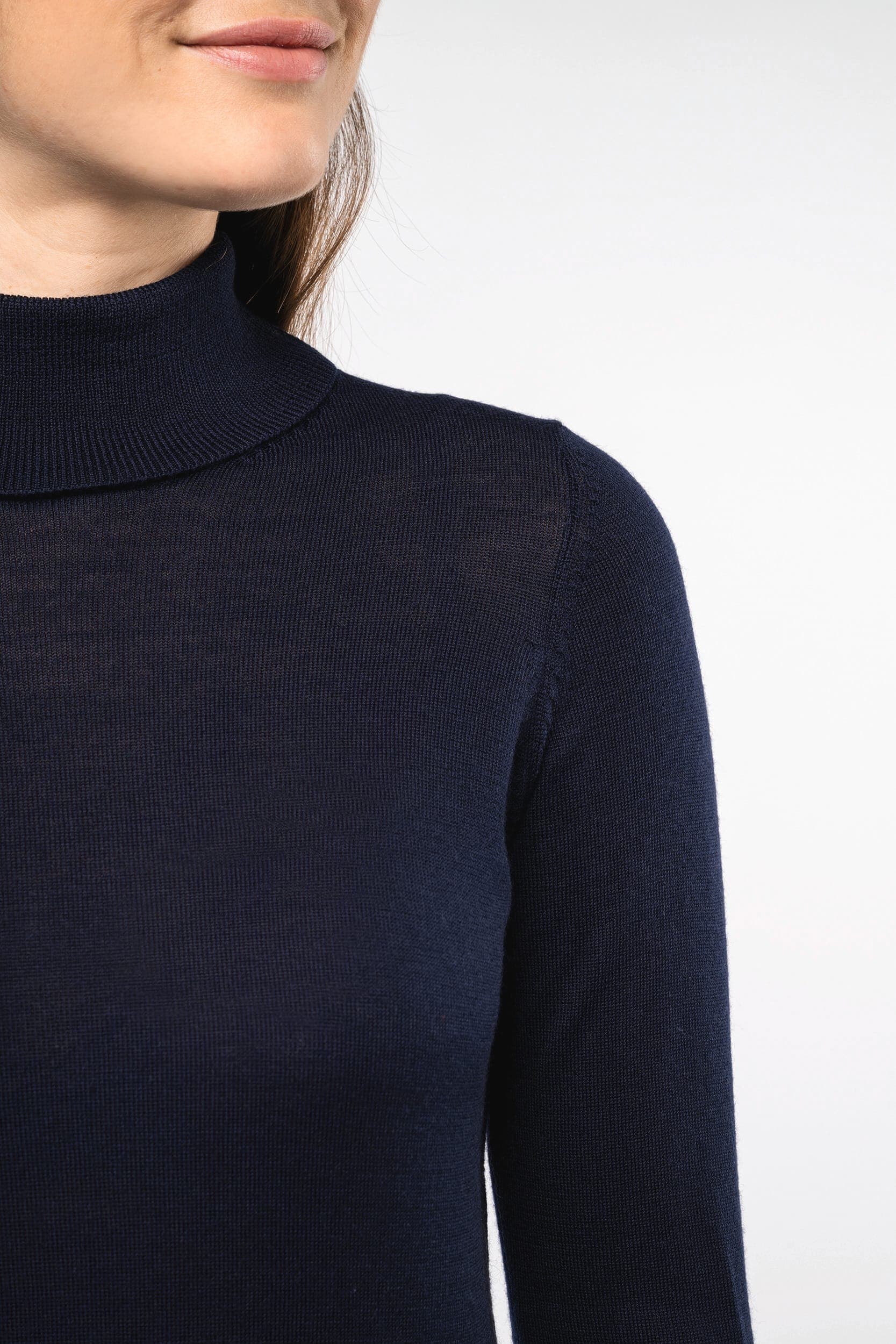 Pull Mérinos col roulé femme en situation