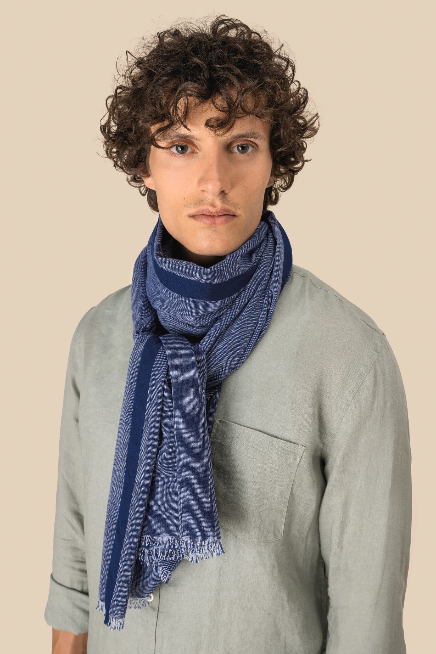 Chèche en chambray unisexe en situation